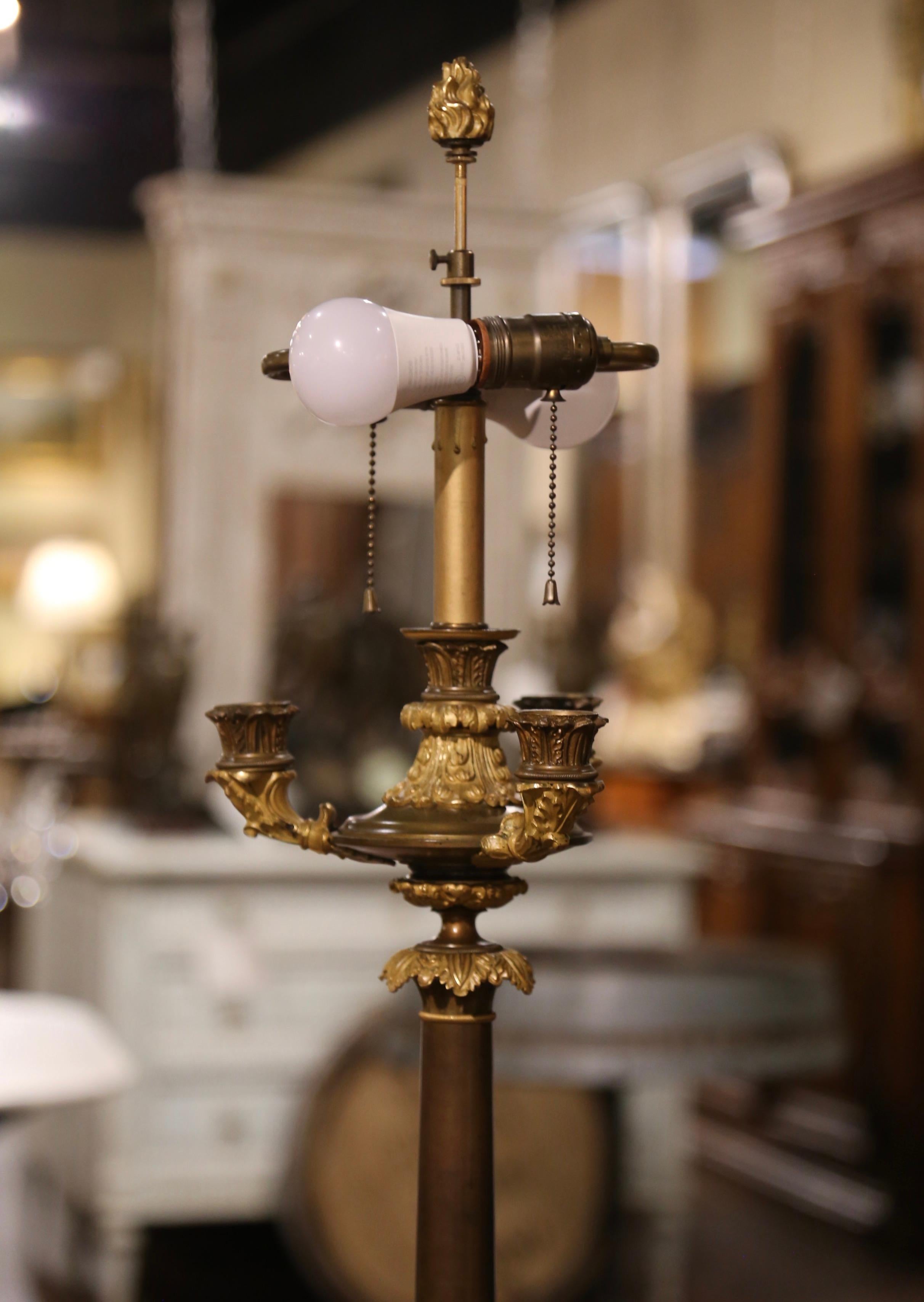 Französische Empire-Kandelaber-Tischlampe aus Bronze mit zwei Lichtern aus dem 19. Jahrhundert im Angebot 3