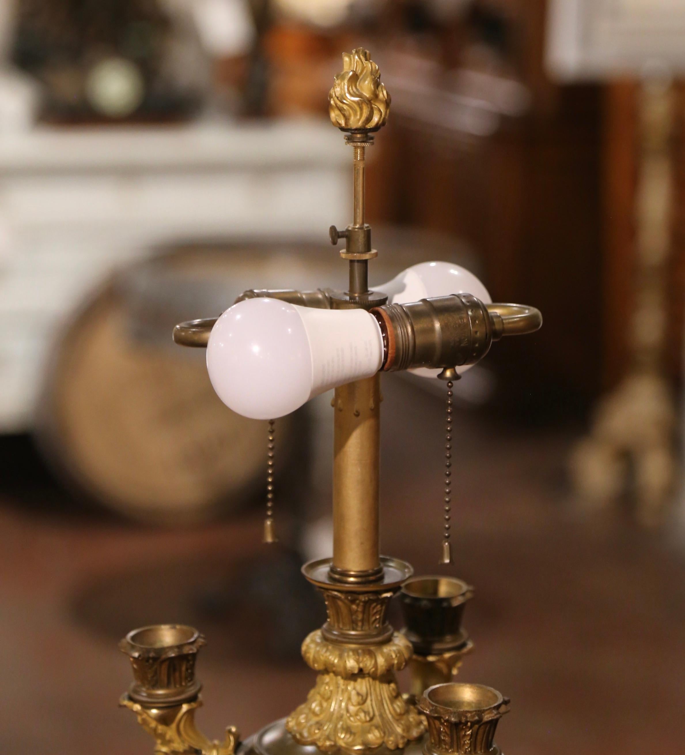 Lampe de table à candélabre à deux lumières en bronze Empire français du XIXe siècle en vente 2