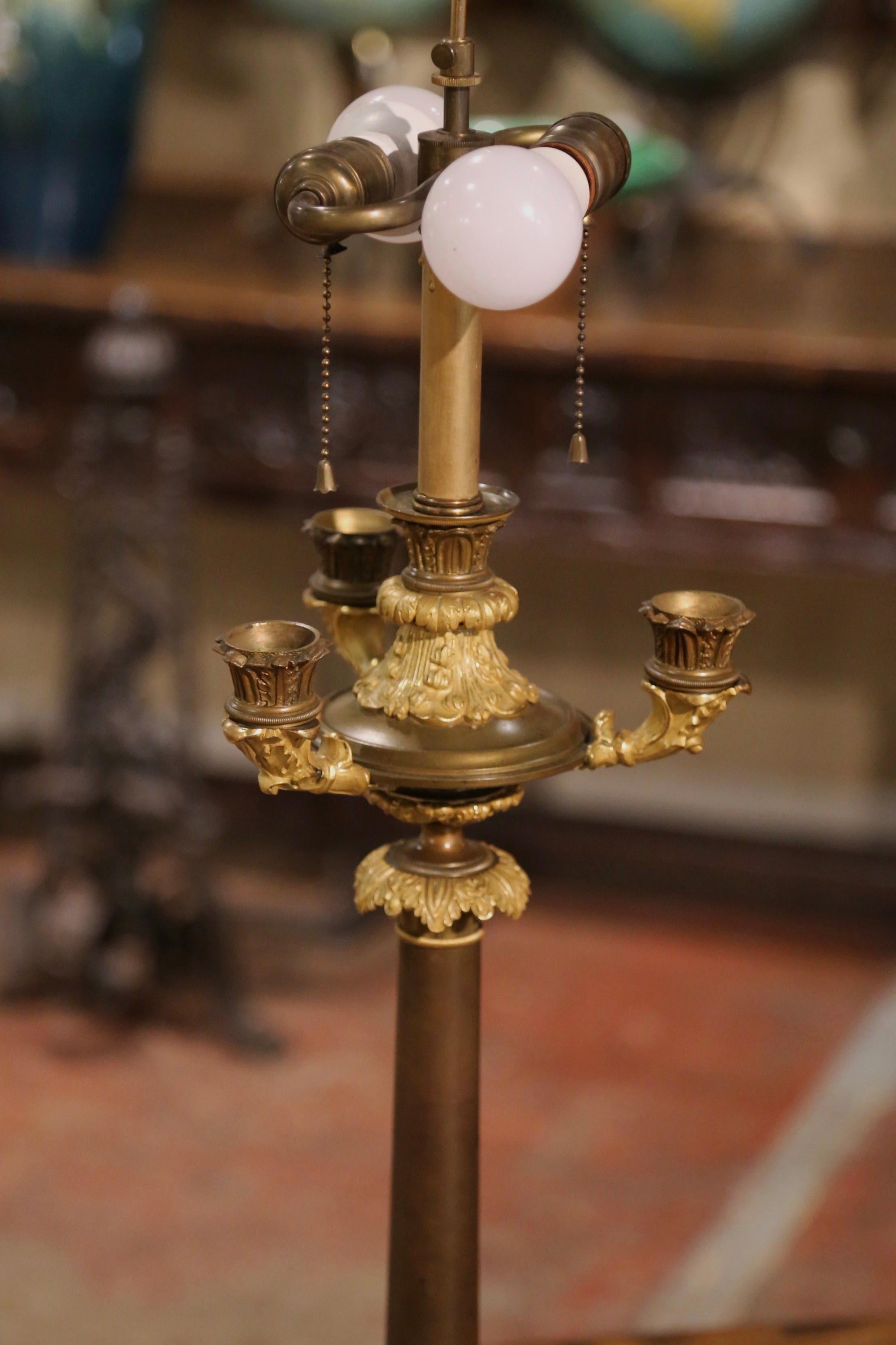 Lampe de table à candélabre à deux lumières en bronze Empire français du XIXe siècle en vente 3