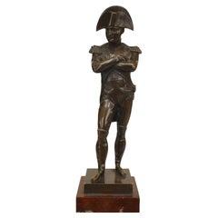 Figure de Napoléon en bronze de l'Empire français du XIXe siècle sur un piédestal en marbre