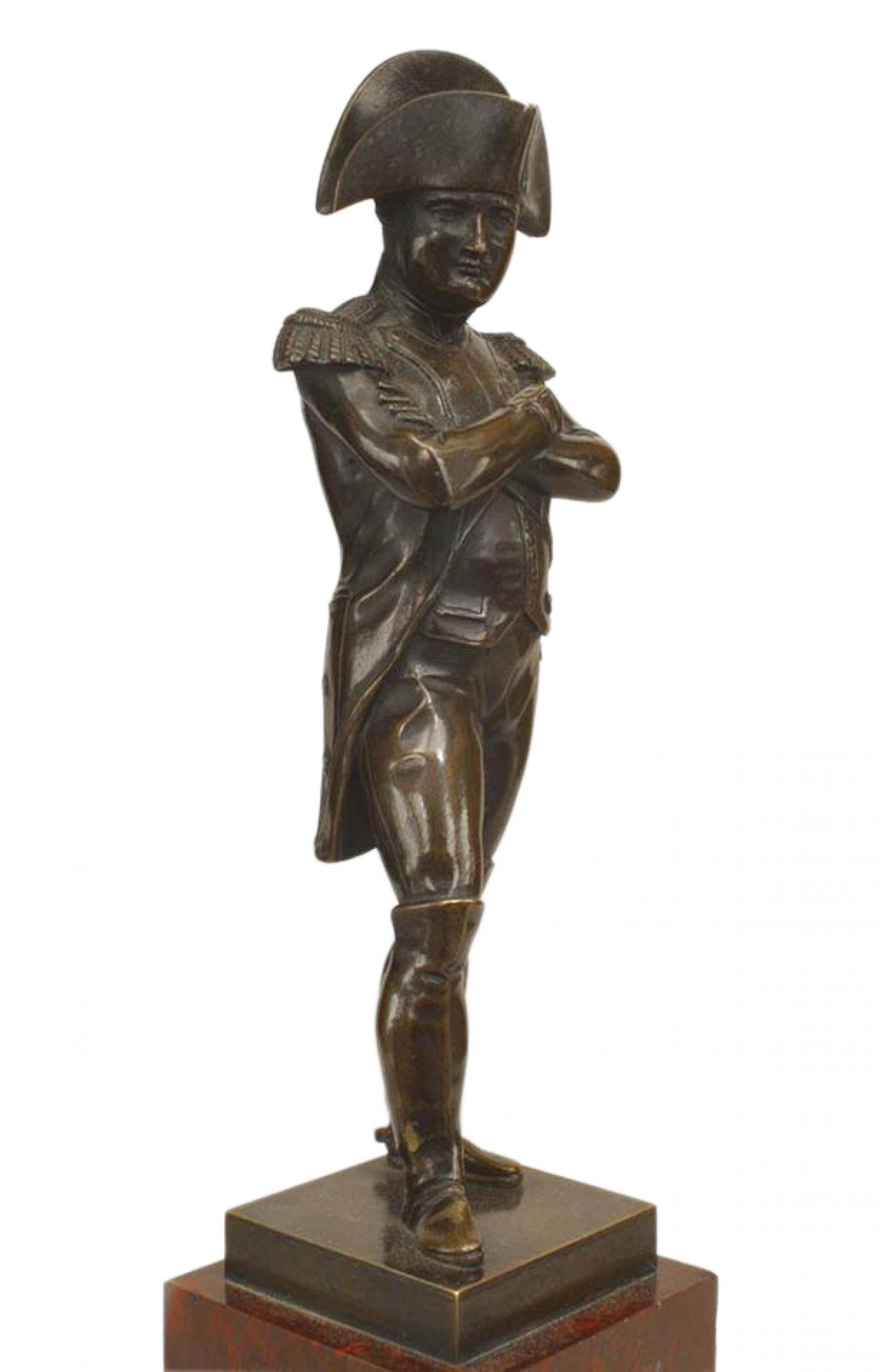 Bronzo Figura di Napoleone in bronzo dell'Impero francese del XIX secolo su piedistallo in marmo in vendita