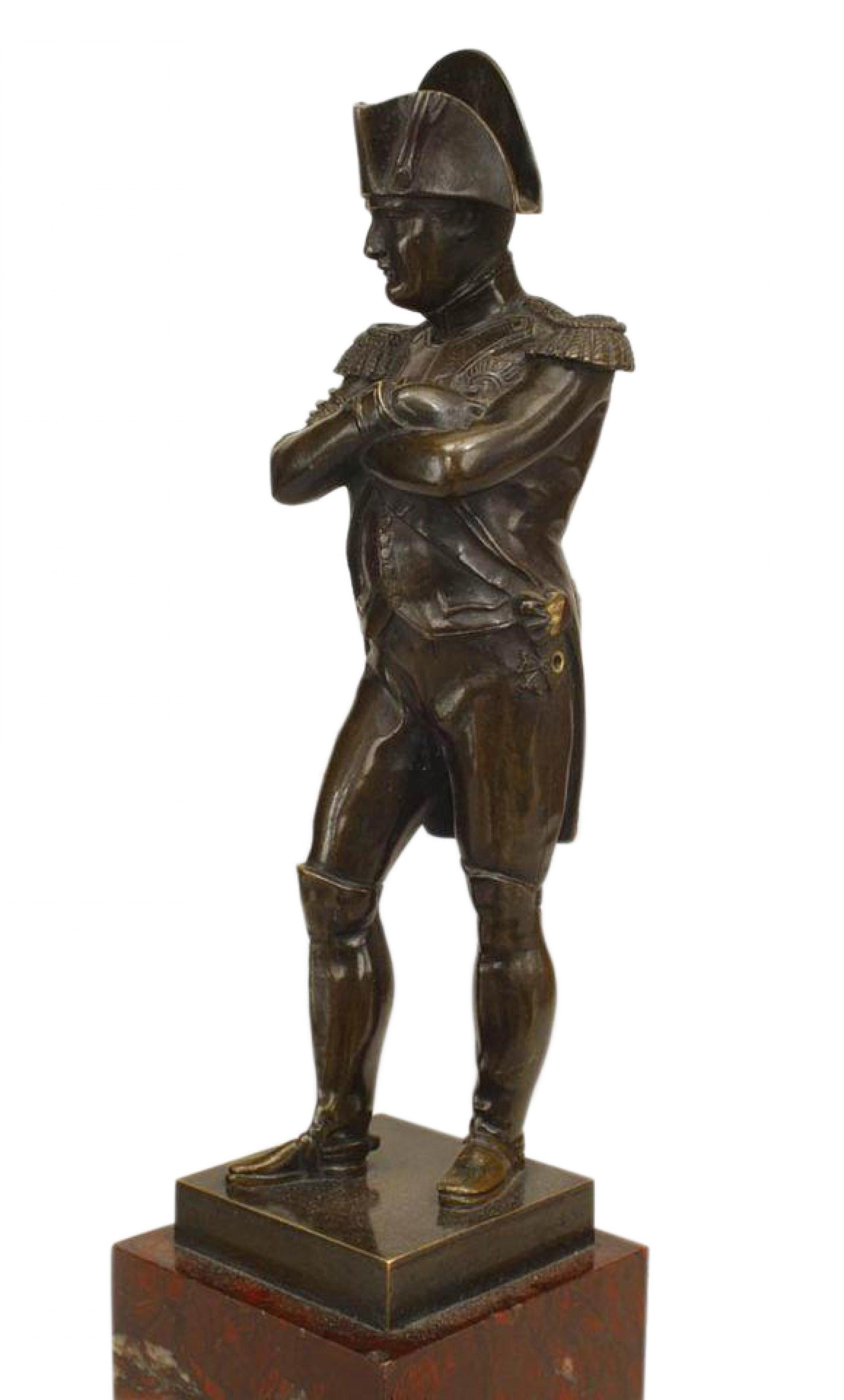 Figura di Napoleone in bronzo dell'Impero francese del XIX secolo su piedistallo in marmo in vendita 1