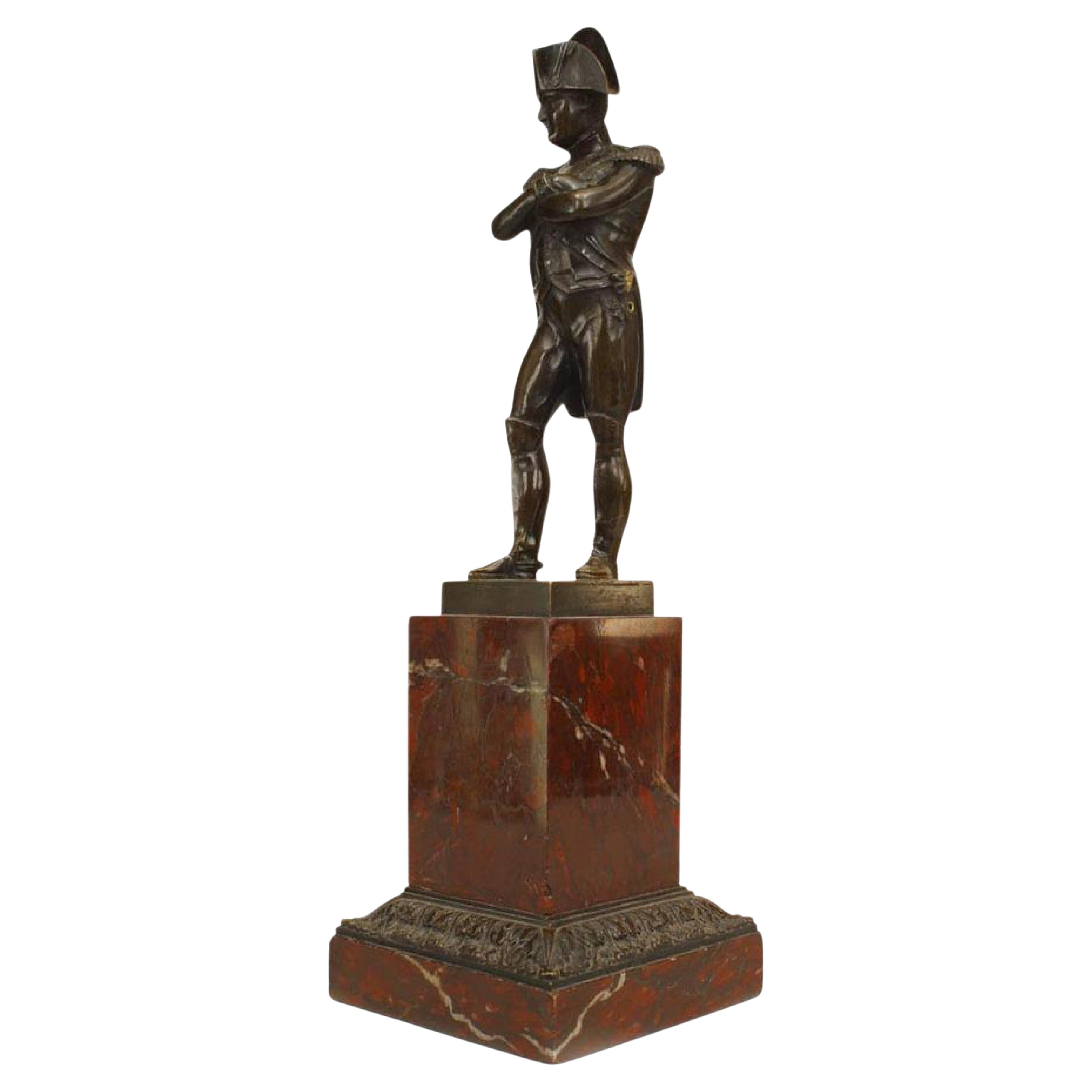 Figura de Napoleón de bronce del Imperio francés del siglo XIX sobre pedestal de mármol