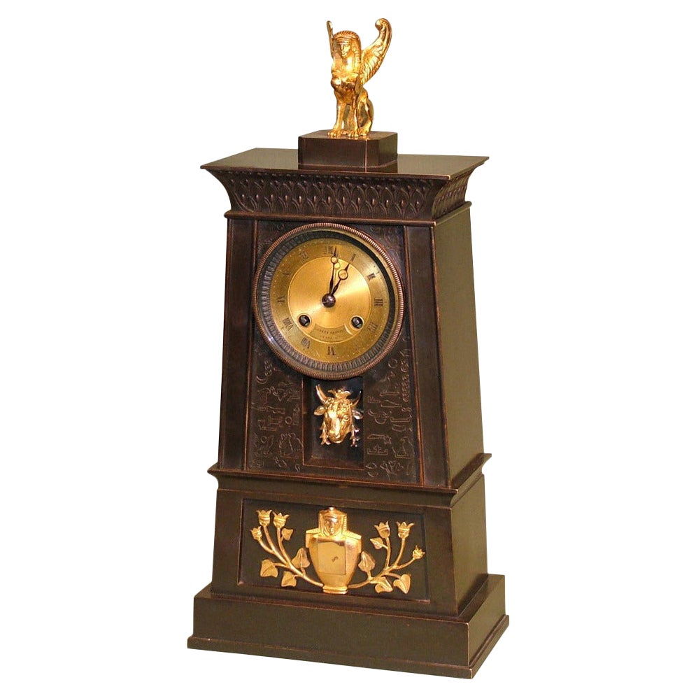 Orologio stile impero francese del 19° secolo in bronzo e ormolu in stile egiziano