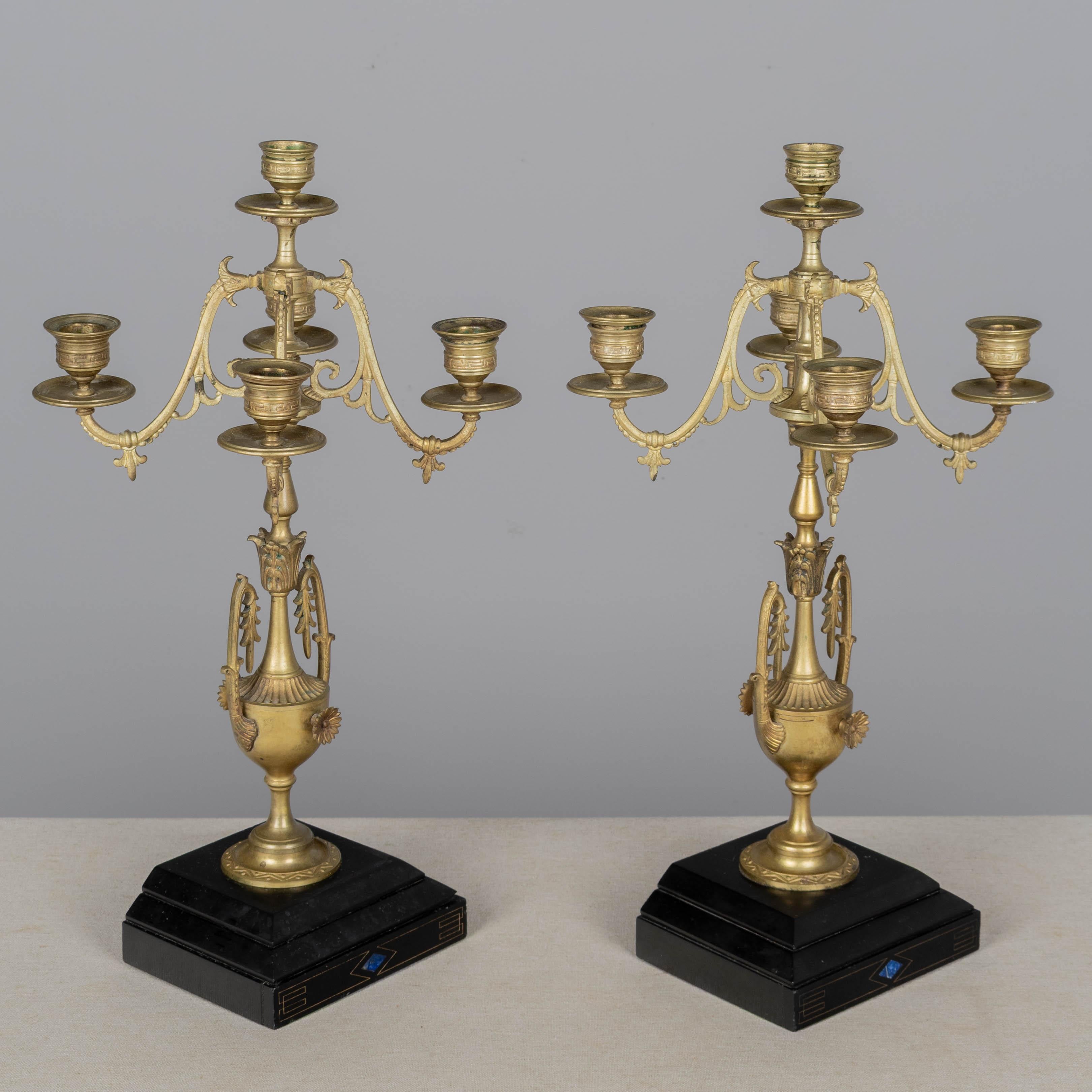 Ottone Coppia di candelabri impero francesi del XIX secolo in vendita