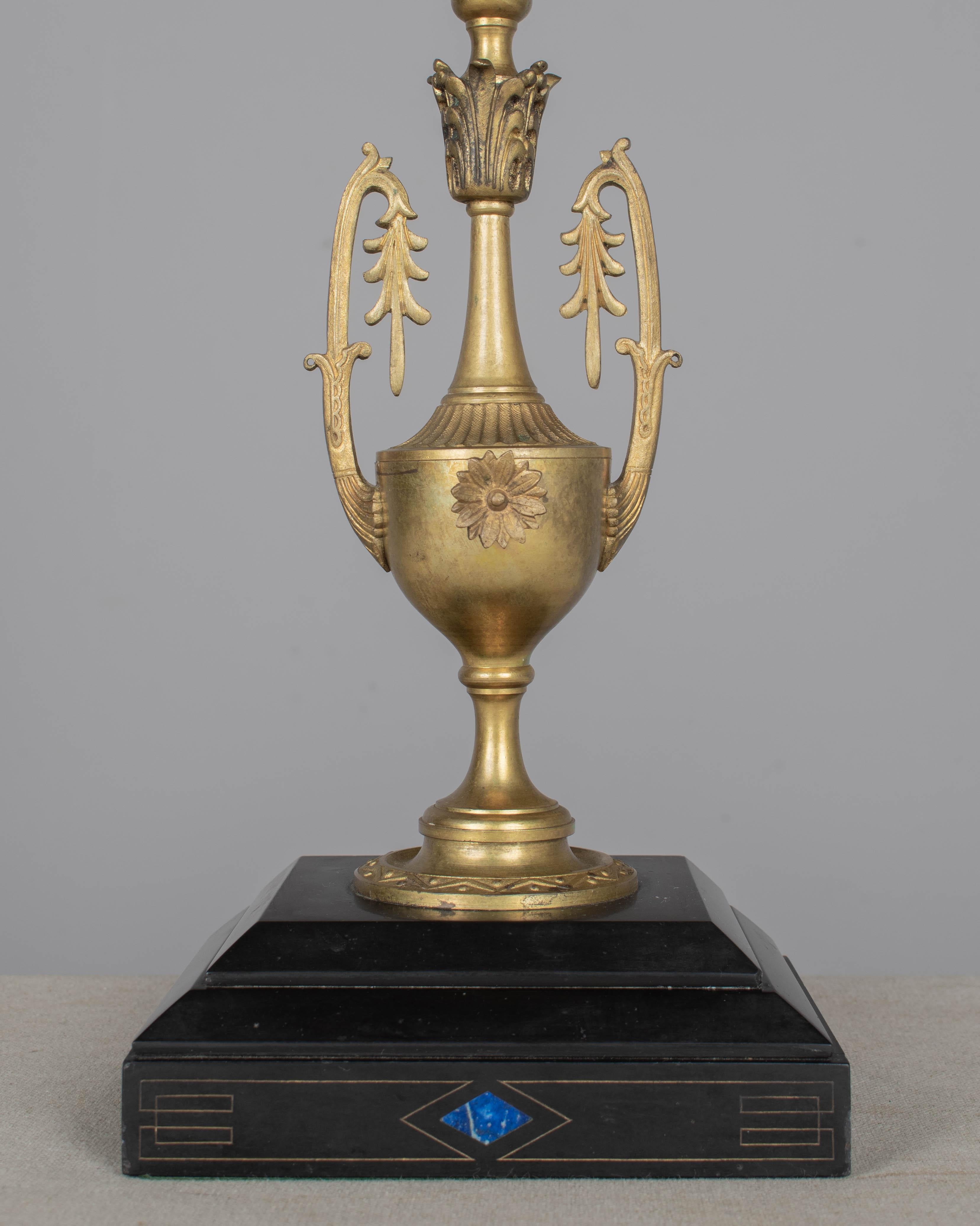 Coppia di candelabri impero francesi del XIX secolo in vendita 1