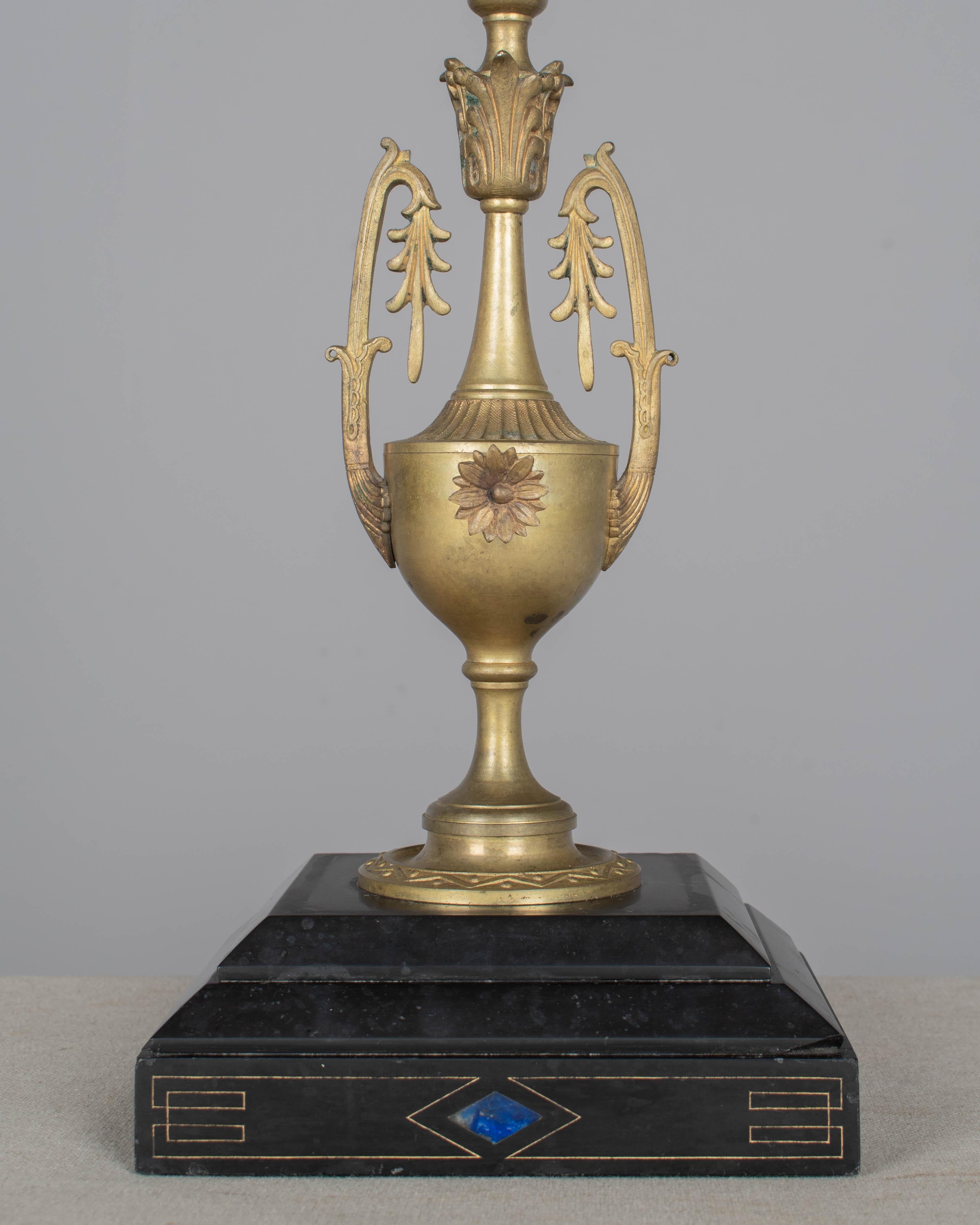 Coppia di candelabri impero francesi del XIX secolo in vendita 2