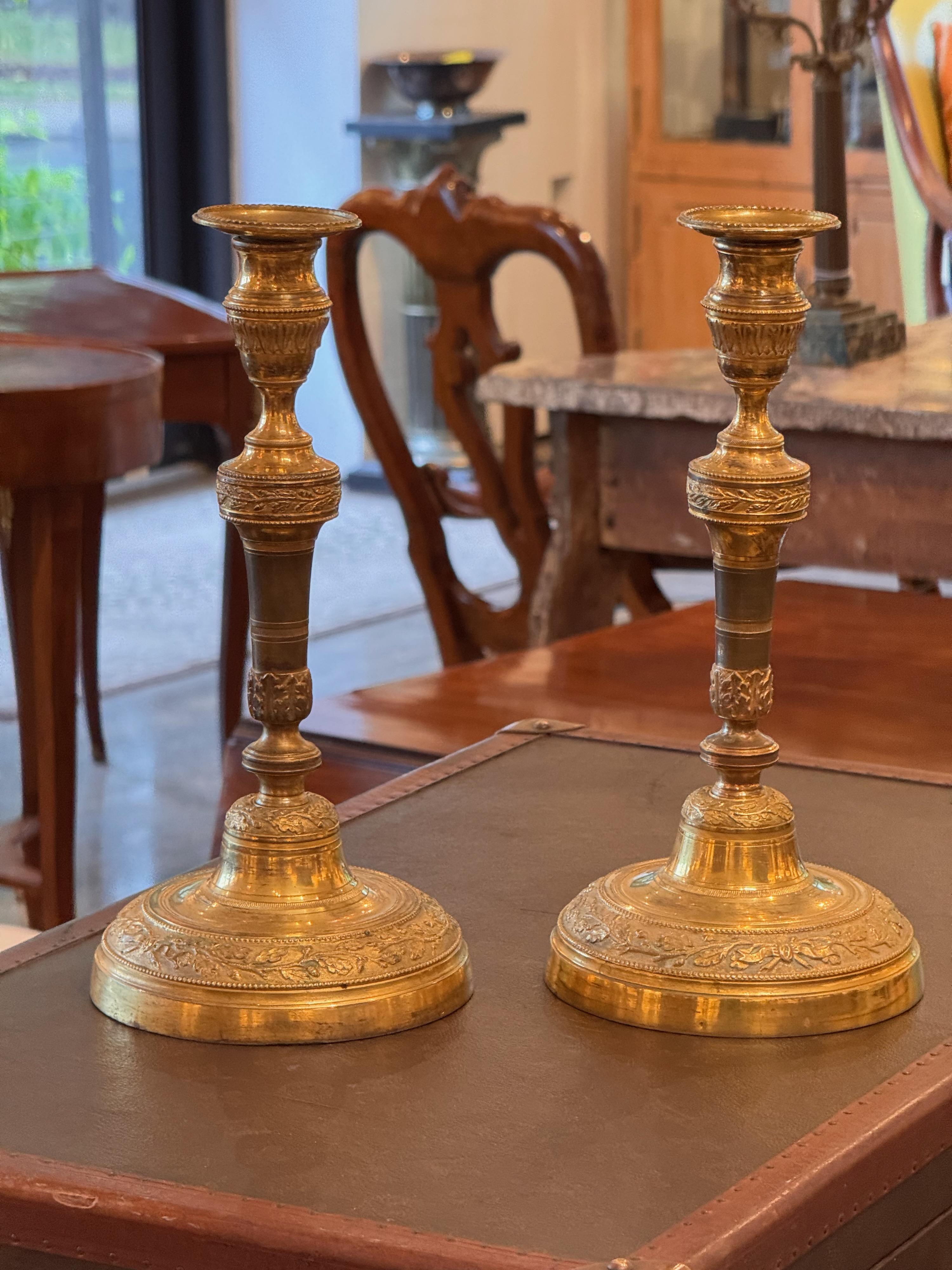 Una bella coppia di candelabri impero francesi. Sono in bronzo dorato.