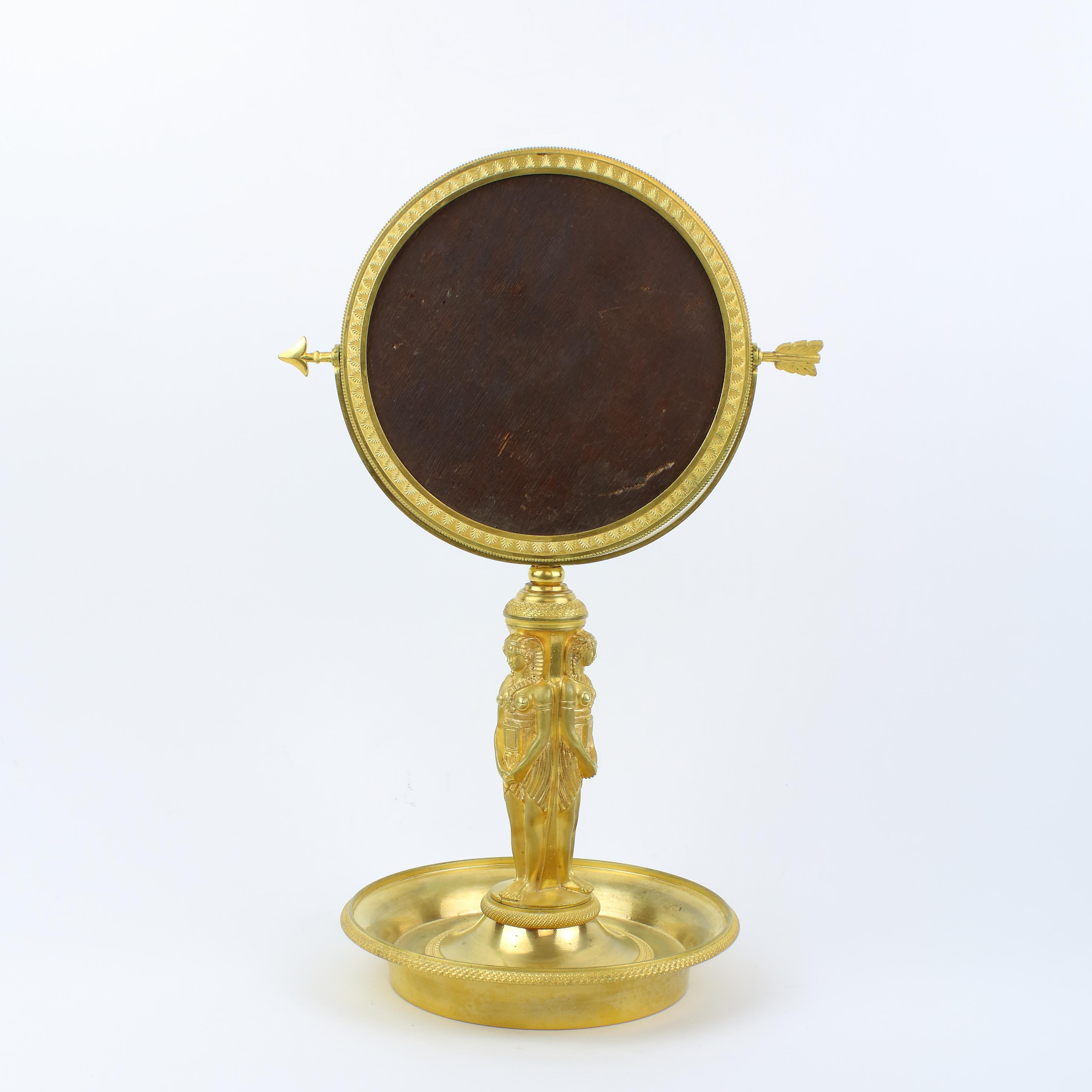19. Jahrhundert Französisches Empire Charles X. Ägyptisches Revival Tischspiegel aus vergoldeter Bronze im Zustand „Gut“ im Angebot in Berlin, DE
