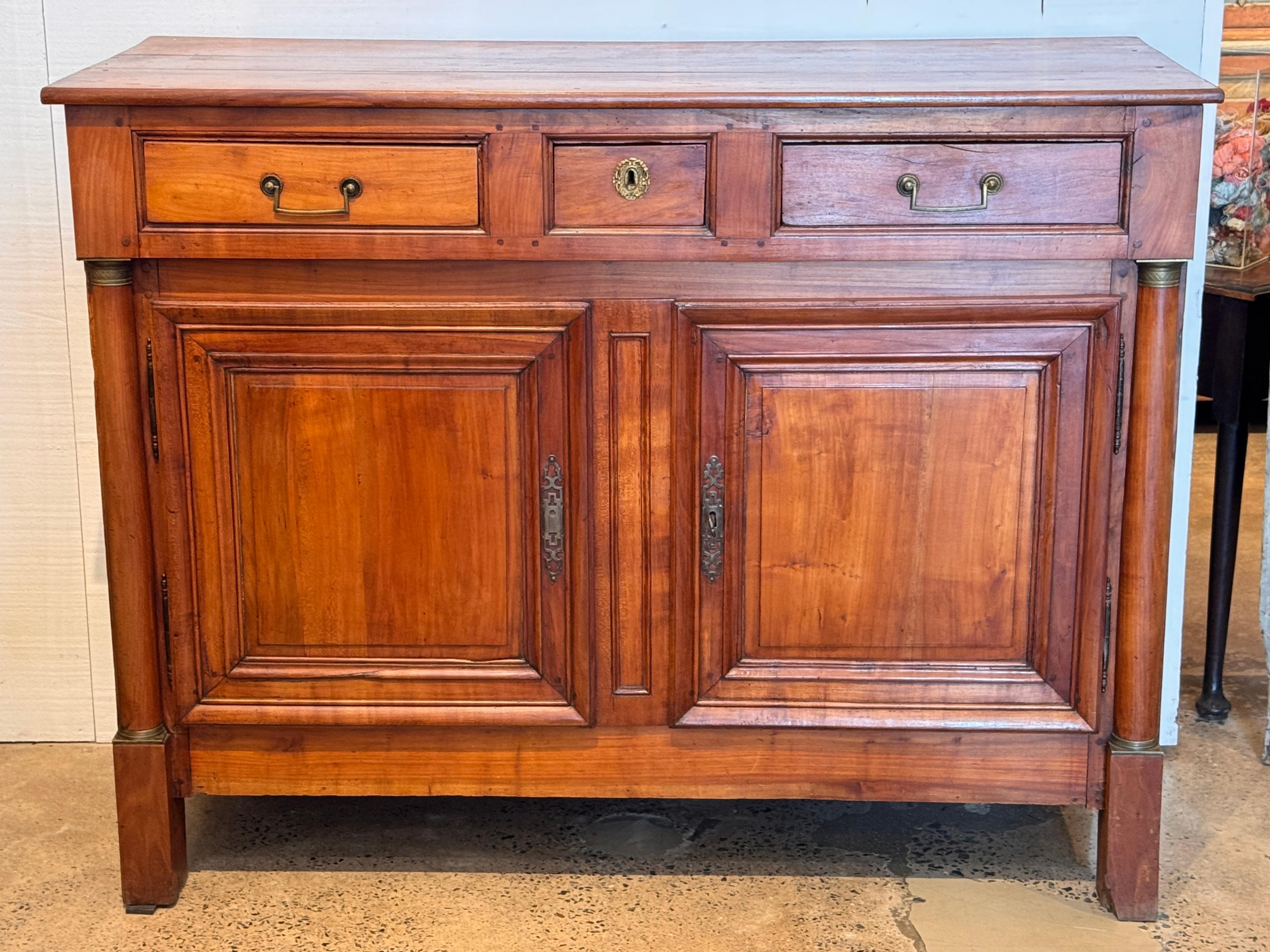 Francese Buffet in ciliegio Impero francese del XIX secolo in vendita