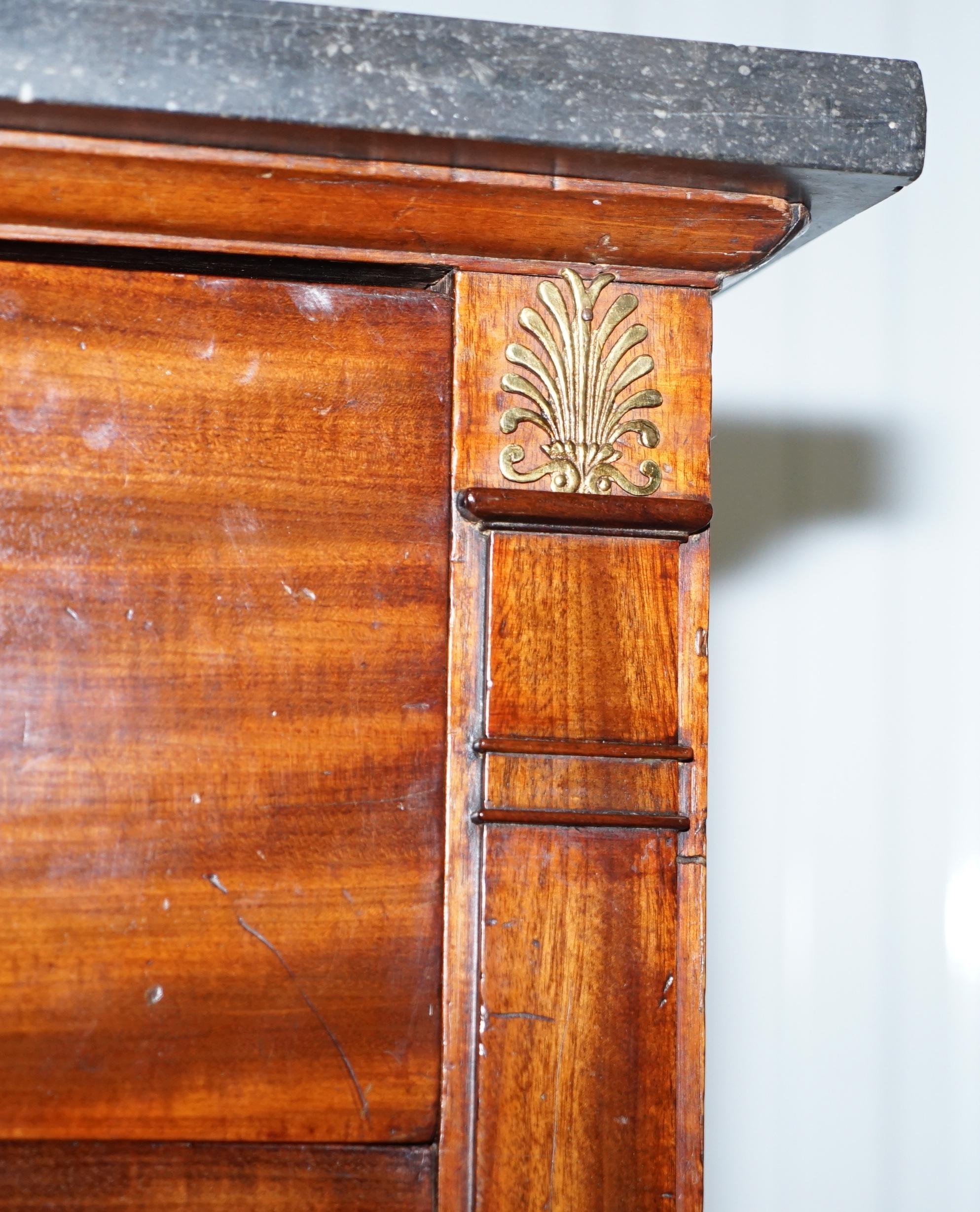 Commode Empire française du 19ème siècle avec tiroirs recouverts de marbre et pieds en pattes de lion en vente 5