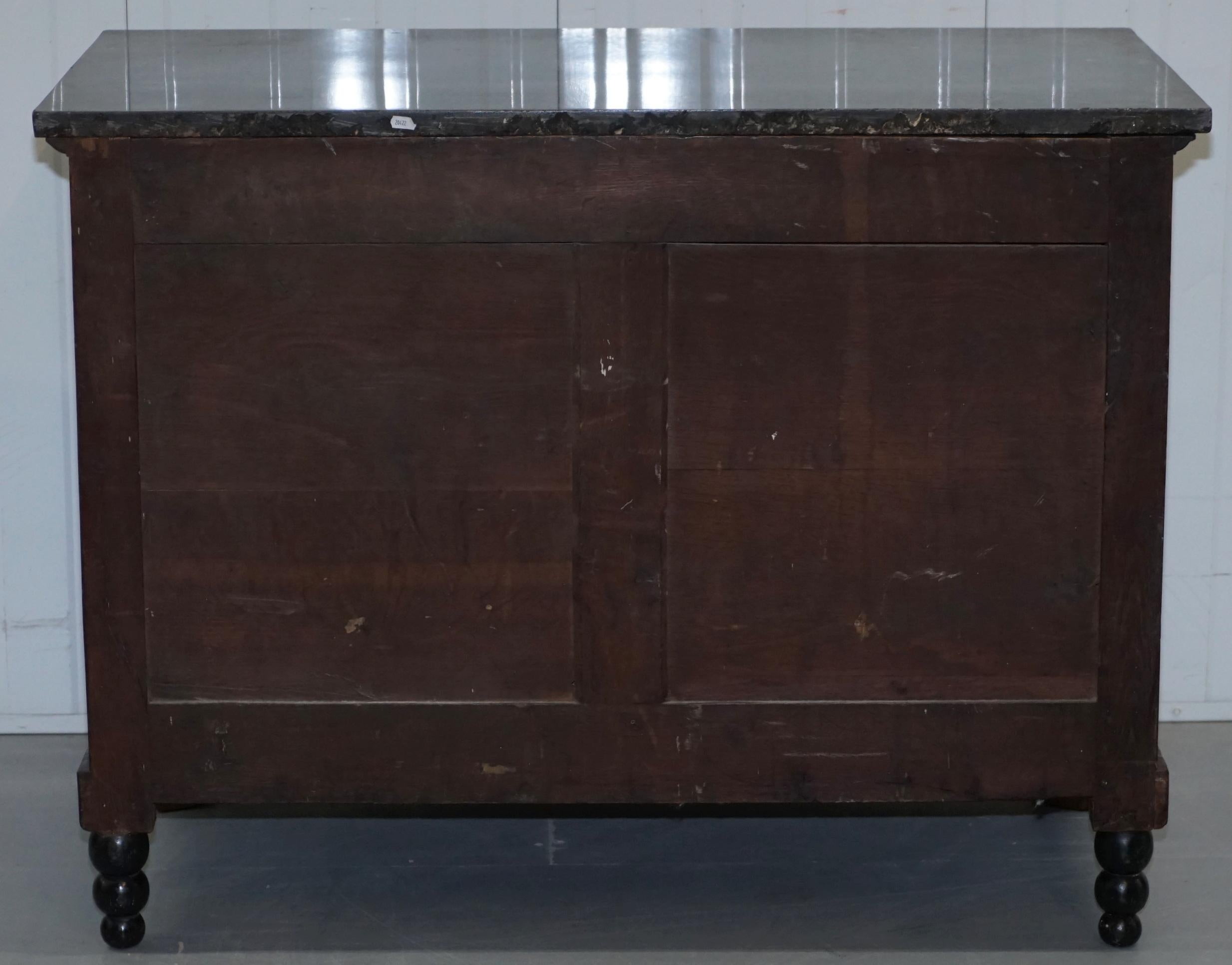 Commode Empire française du 19ème siècle avec tiroirs recouverts de marbre et pieds en pattes de lion en vente 7