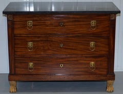 Commode Empire française du 19ème siècle avec tiroirs recouverts de marbre et pieds en pattes de lion