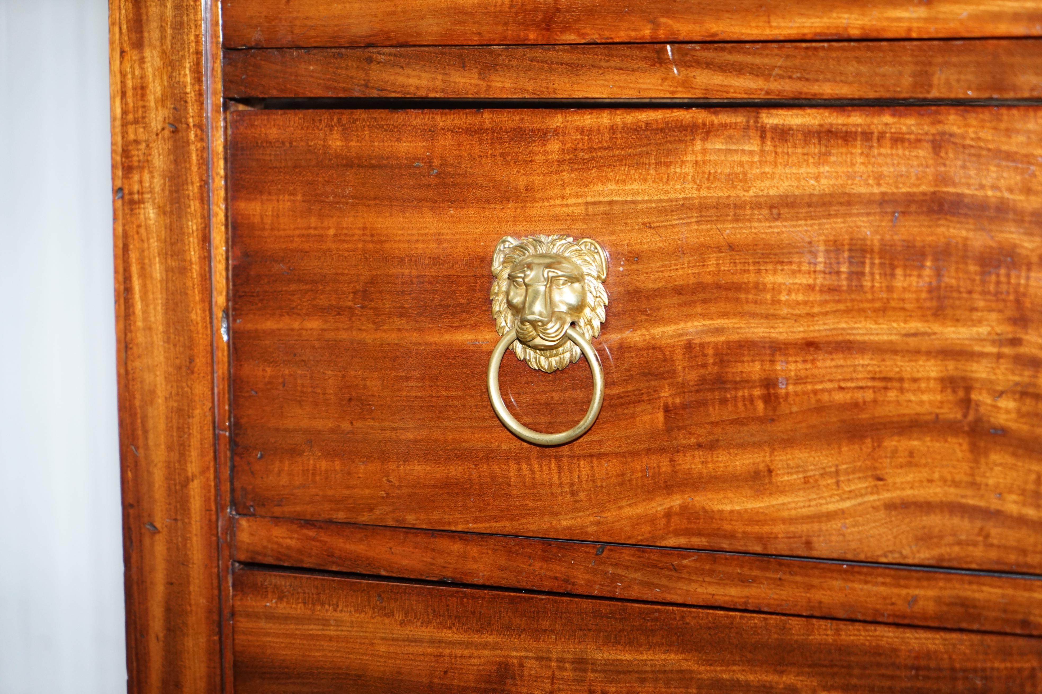 Commode Empire française du 19ème siècle avec tiroirs recouverts de marbre et pieds en pattes de lion en vente 3