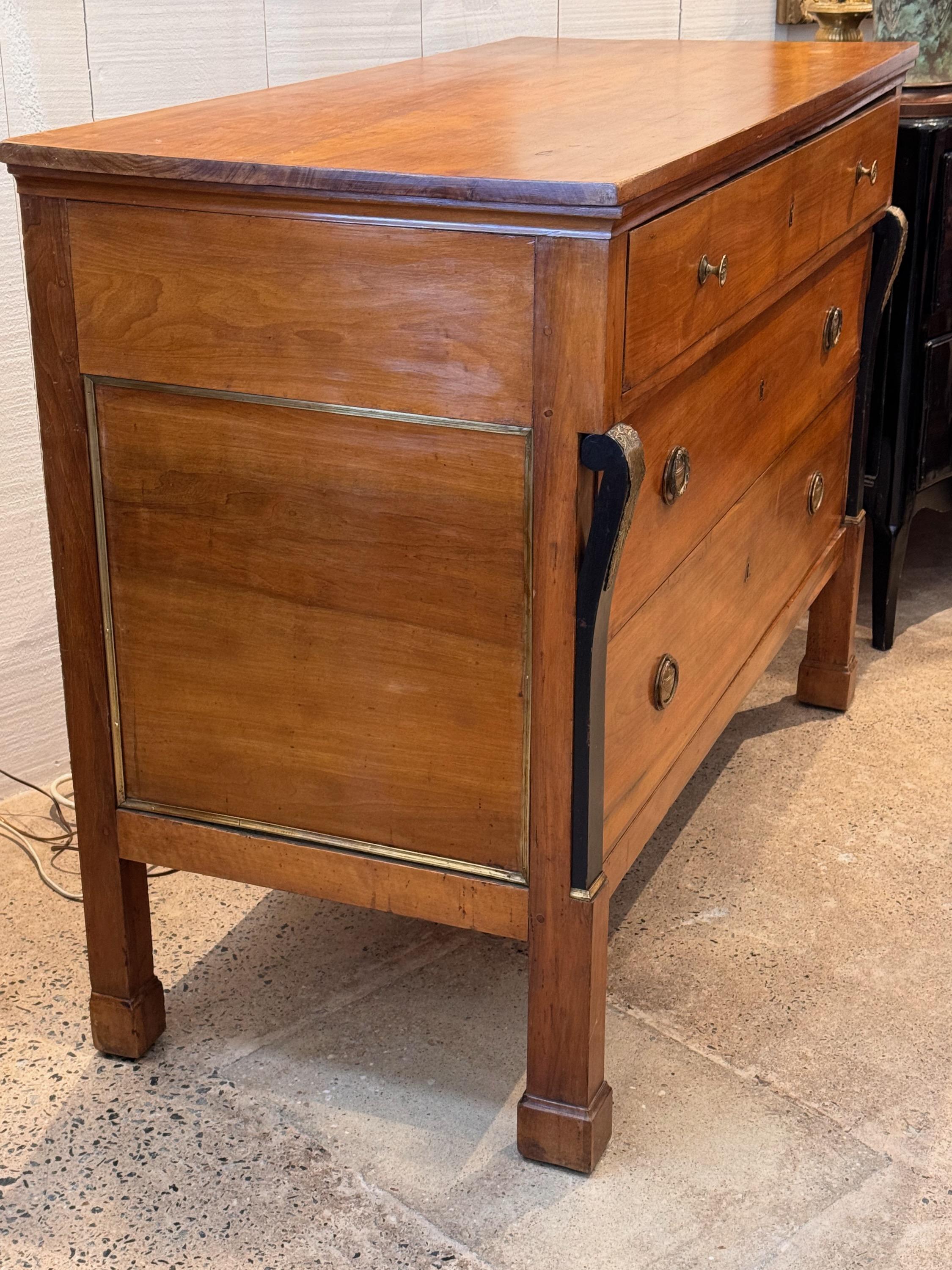 Commode Empire française du 19ème siècle avec colonnes noires en vente 3