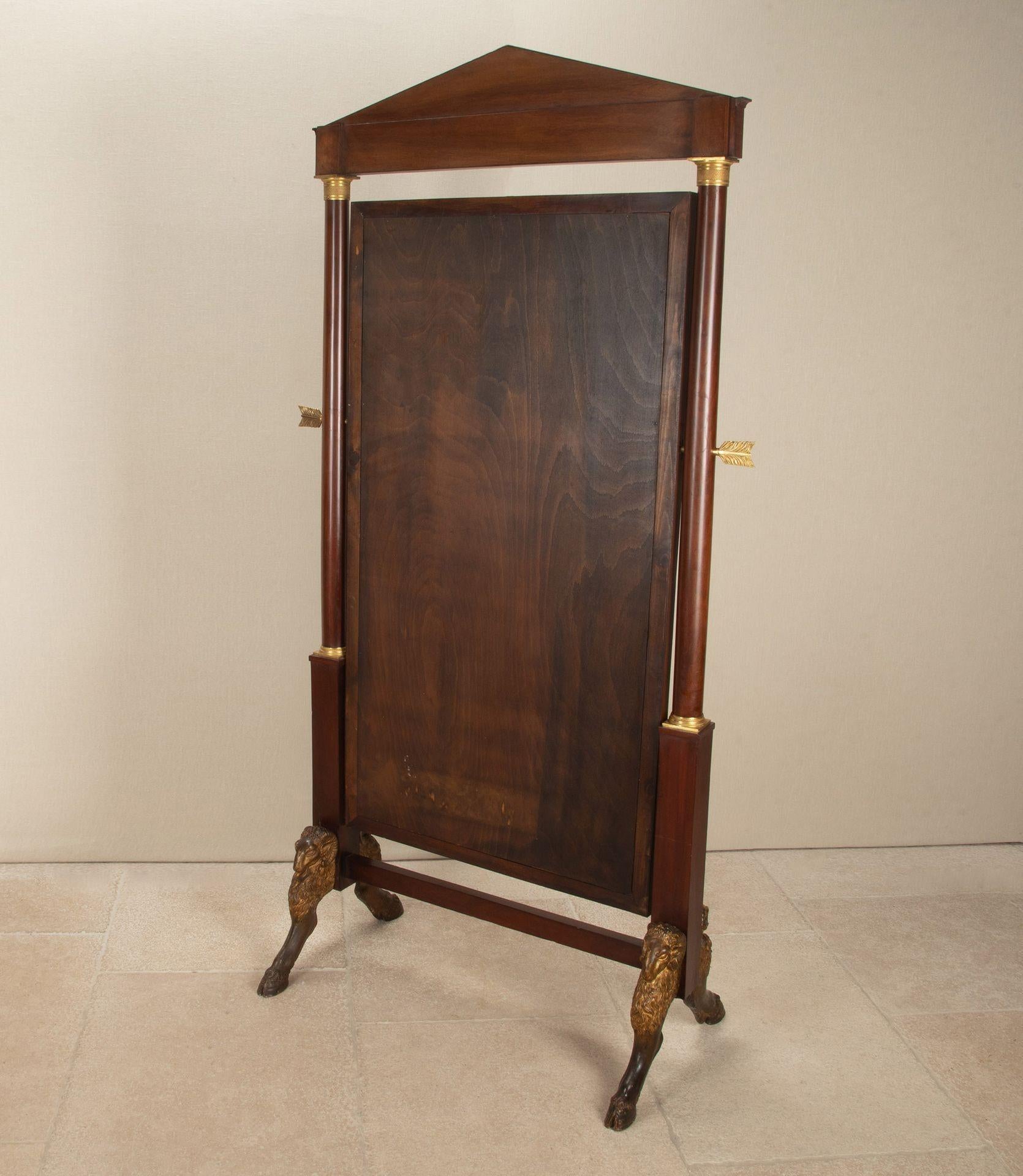 Un miroir chevaleresque très impressionnant et de bonne qualité, datant du début du 19e siècle, d'époque Empire français. Cette pièce de style repose élégamment sur ses pieds de bélier guildés d'origine. Le miroir repose sur des supports