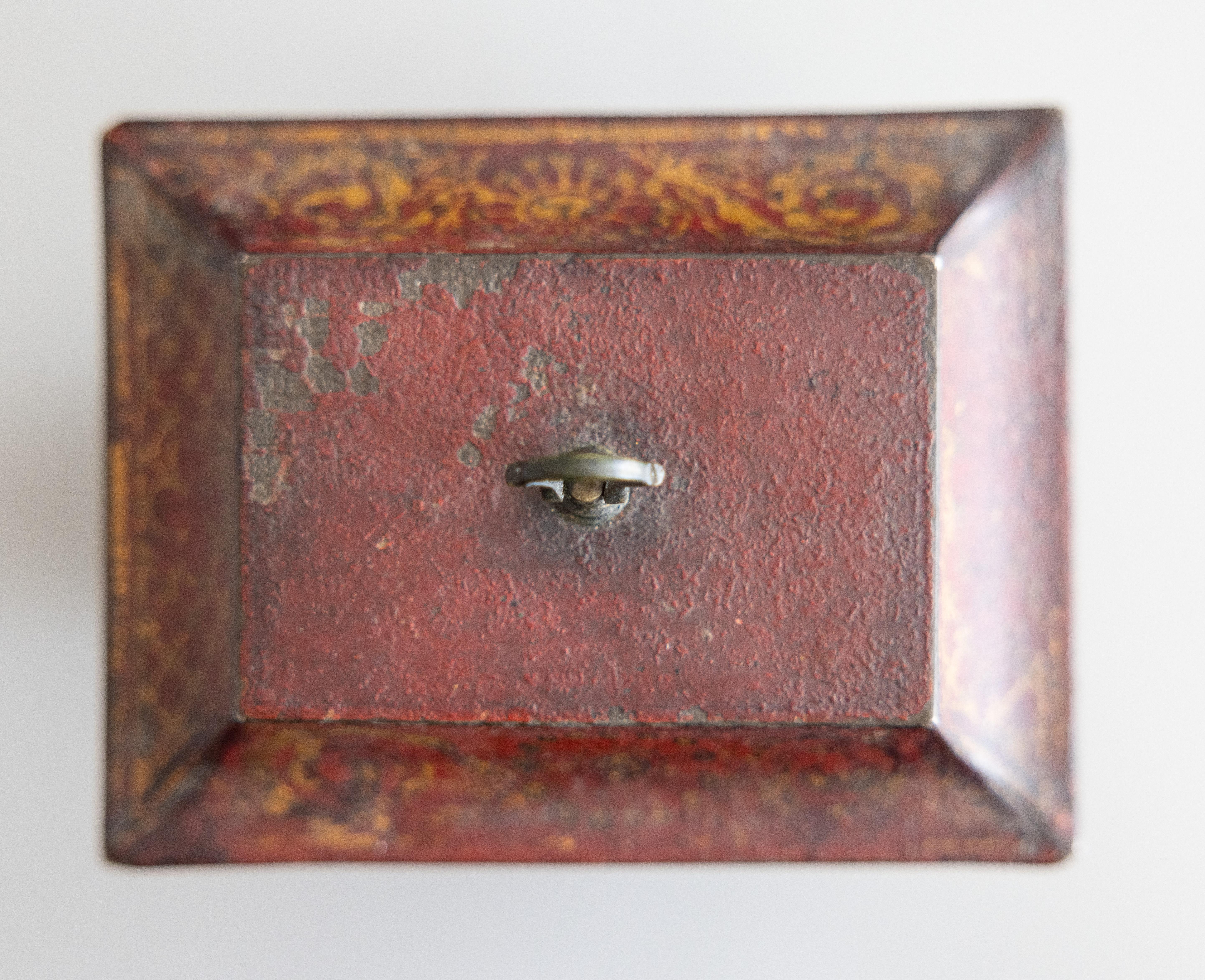 Scatola da tè Sarcofago Impero francese del XIX secolo in tole rosse in vendita 1