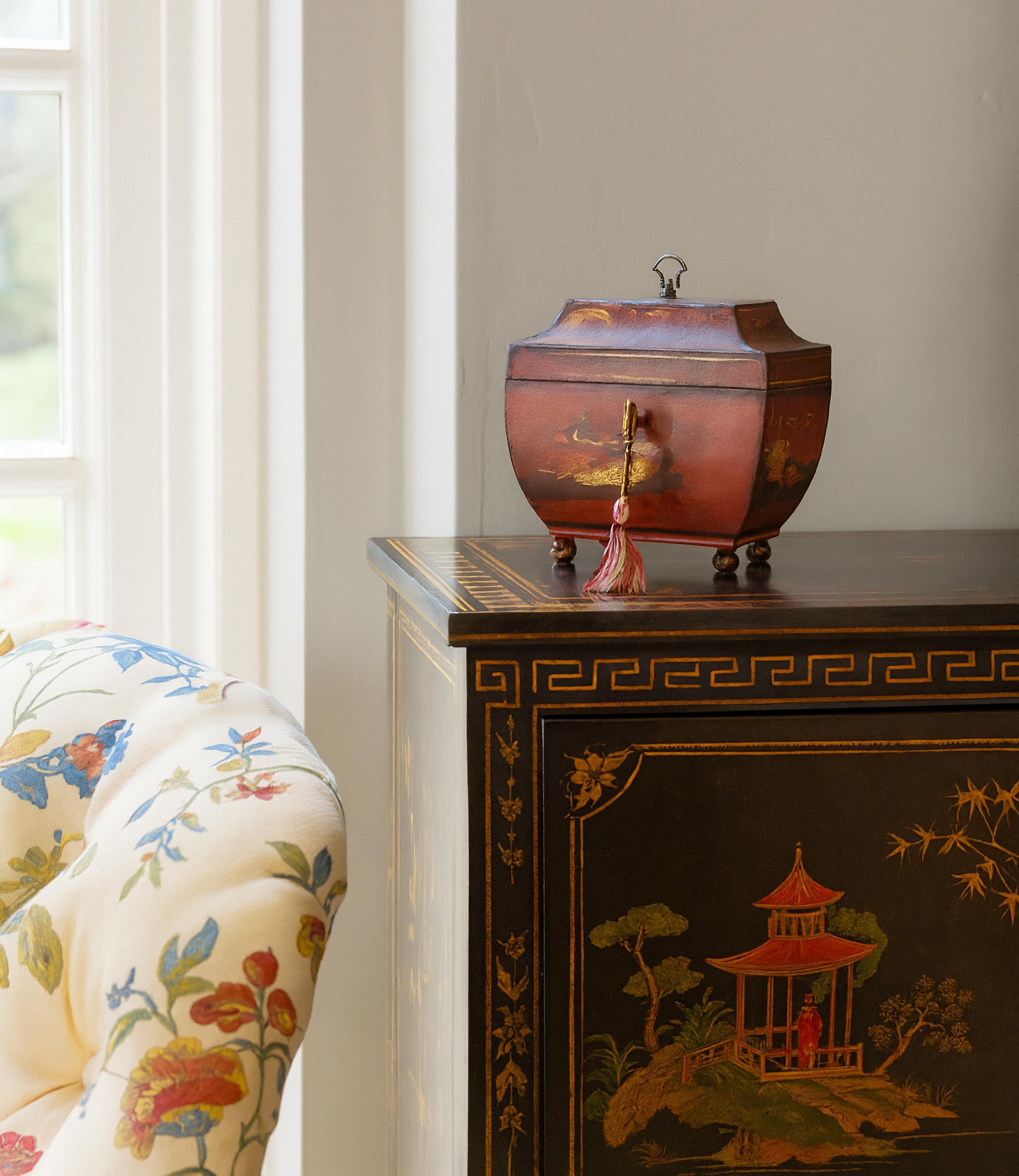 Una splendida scatola da tè a forma di sarcofago in tole rosse del periodo Impero francese in stile Chinoiserie con serratura e chiave originale funzionante, circa 1800-1820. Questa deliziosa scatola è decorata con pagode e paesaggi cinesi dorati