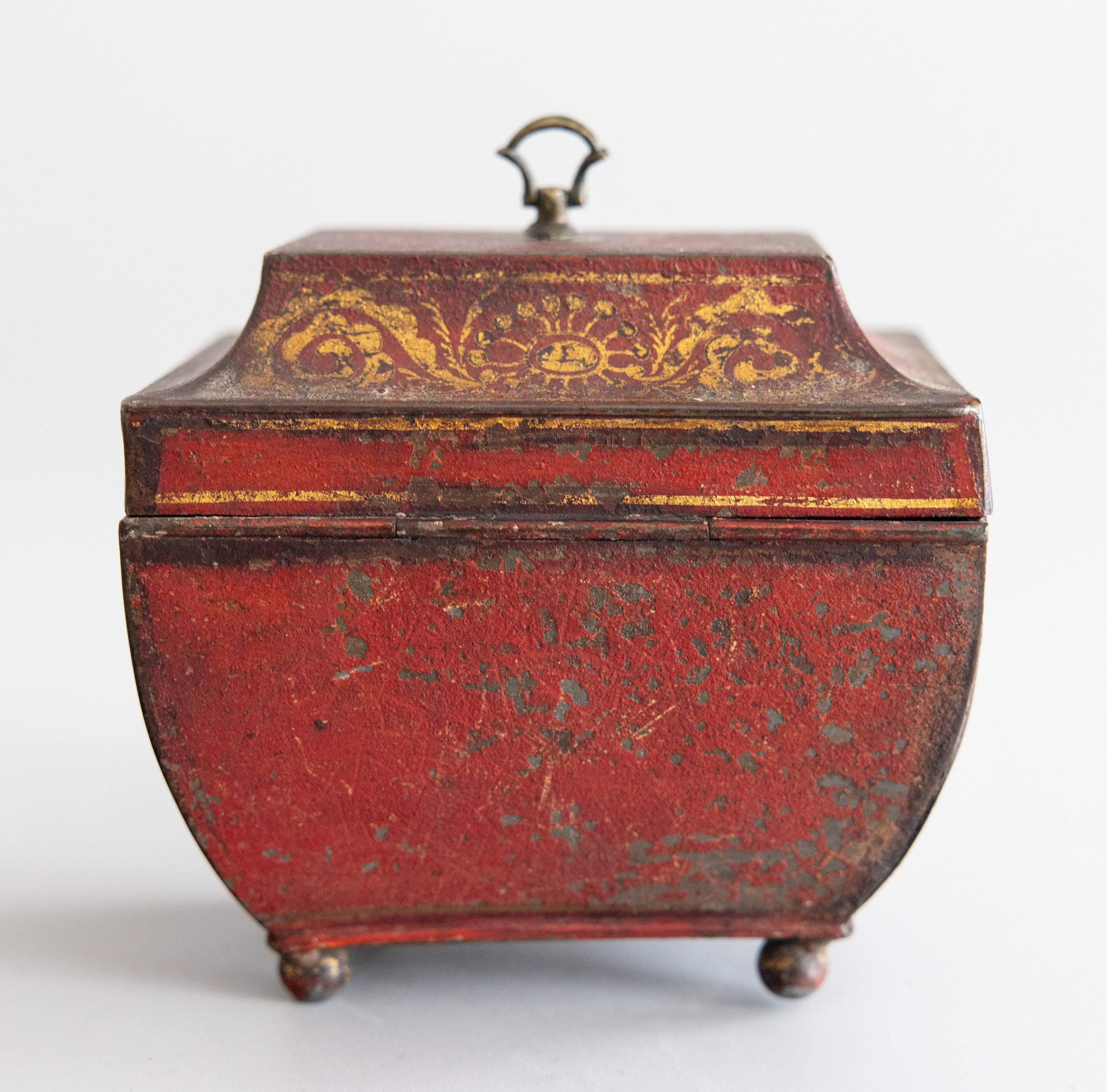 Scatola da tè Sarcofago Impero francese del XIX secolo in tole rosse In condizioni buone in vendita a Pearland, TX