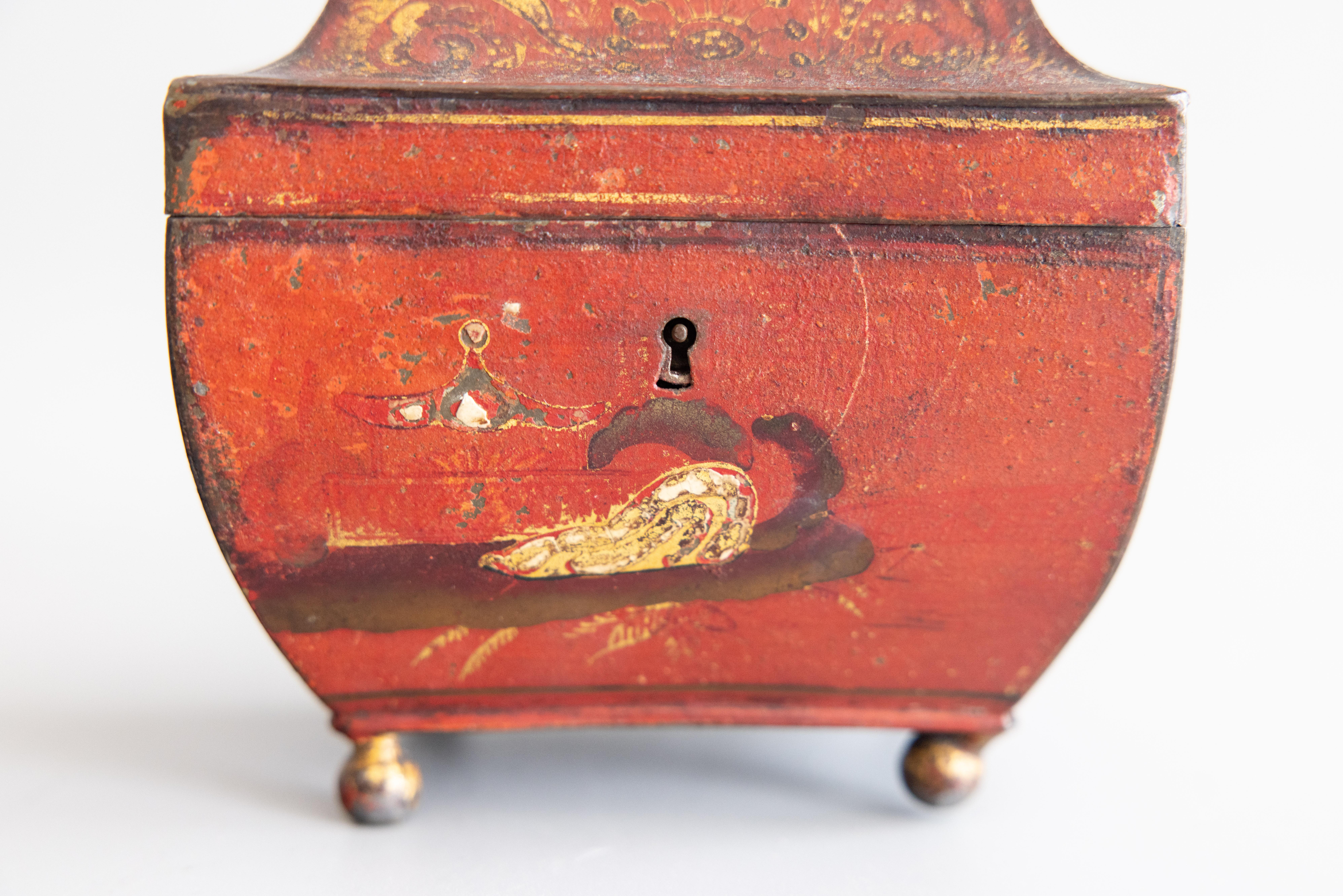 Lamina di metallo Scatola da tè Sarcofago Impero francese del XIX secolo in tole rosse in vendita