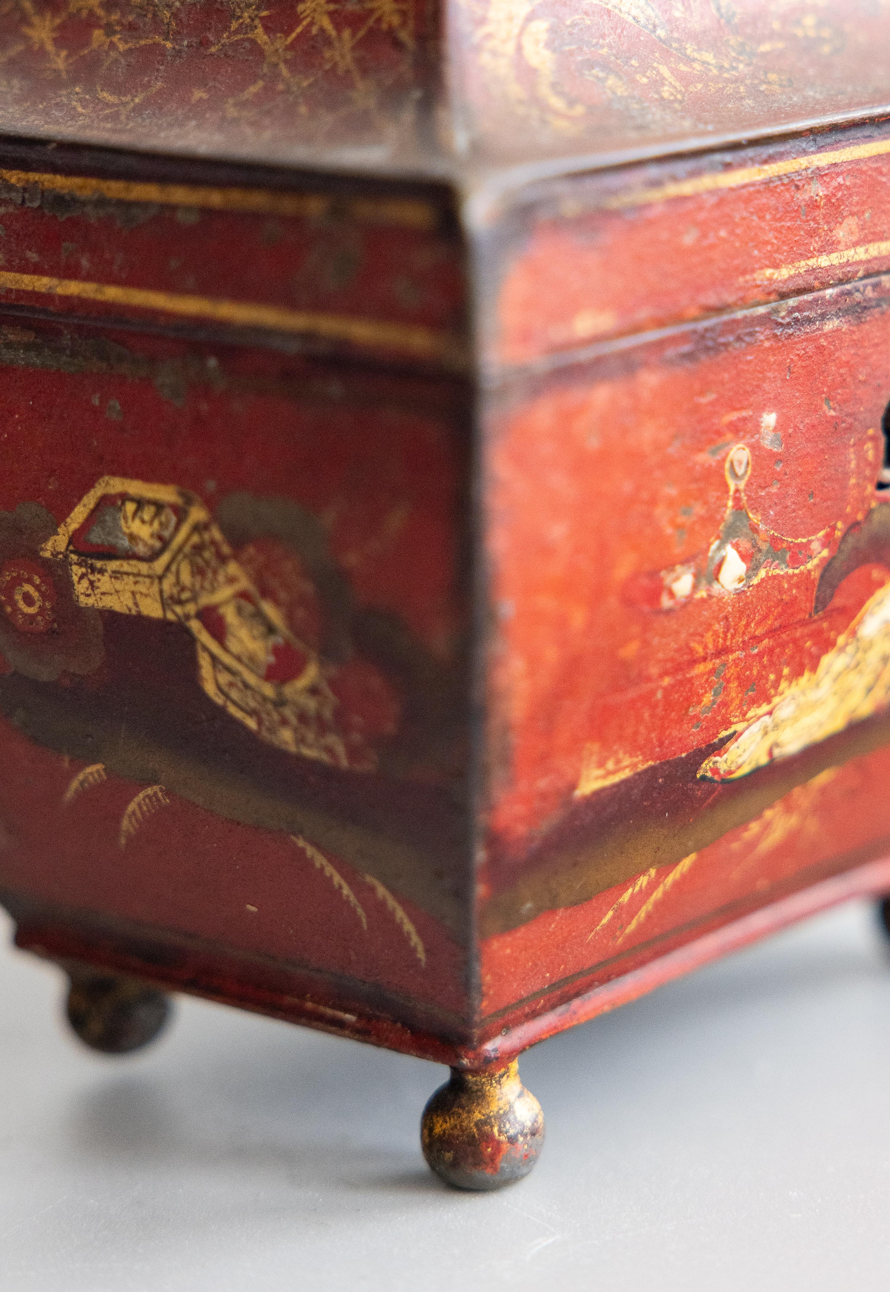 Scatola da tè Sarcofago Impero francese del XIX secolo in tole rosse in vendita 3