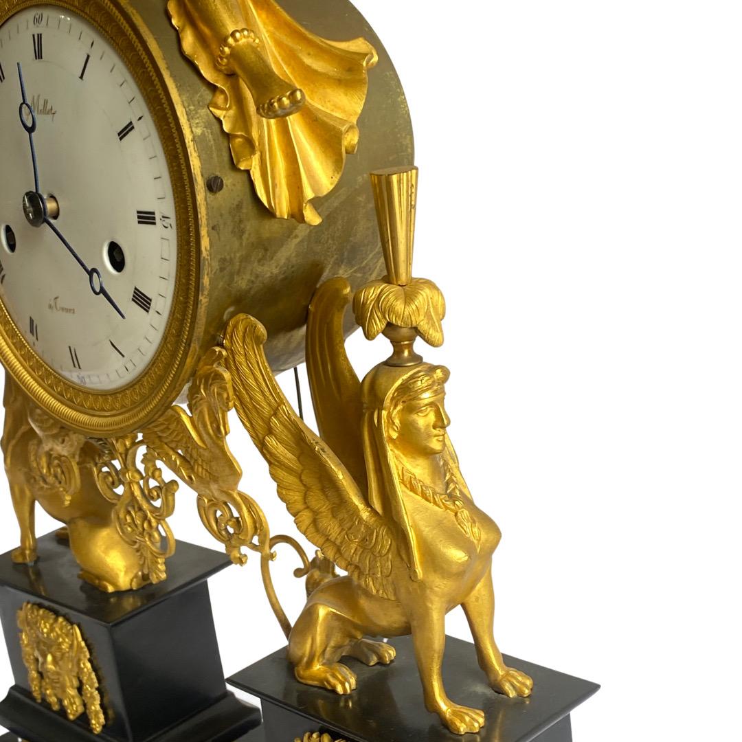 19. Jahrhundert fein ziseliert und gegossen dore Bronze Mantel Uhr. Porzellanzifferblatt in ausgezeichnetem Zustand. Signiert 