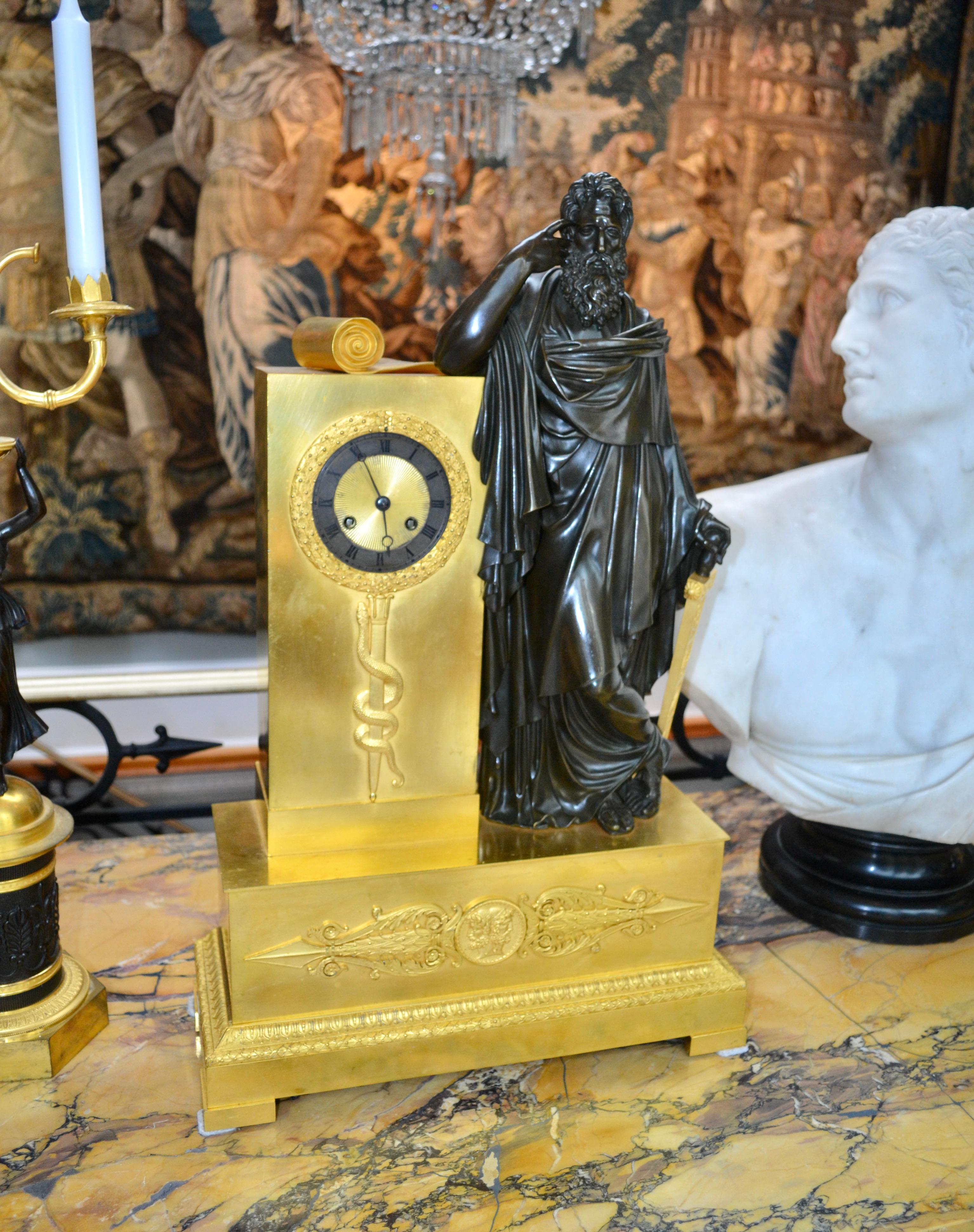  Horloge Empire française en bronze représentant une allégorie de la prudence ou de la sagesse en vente 10