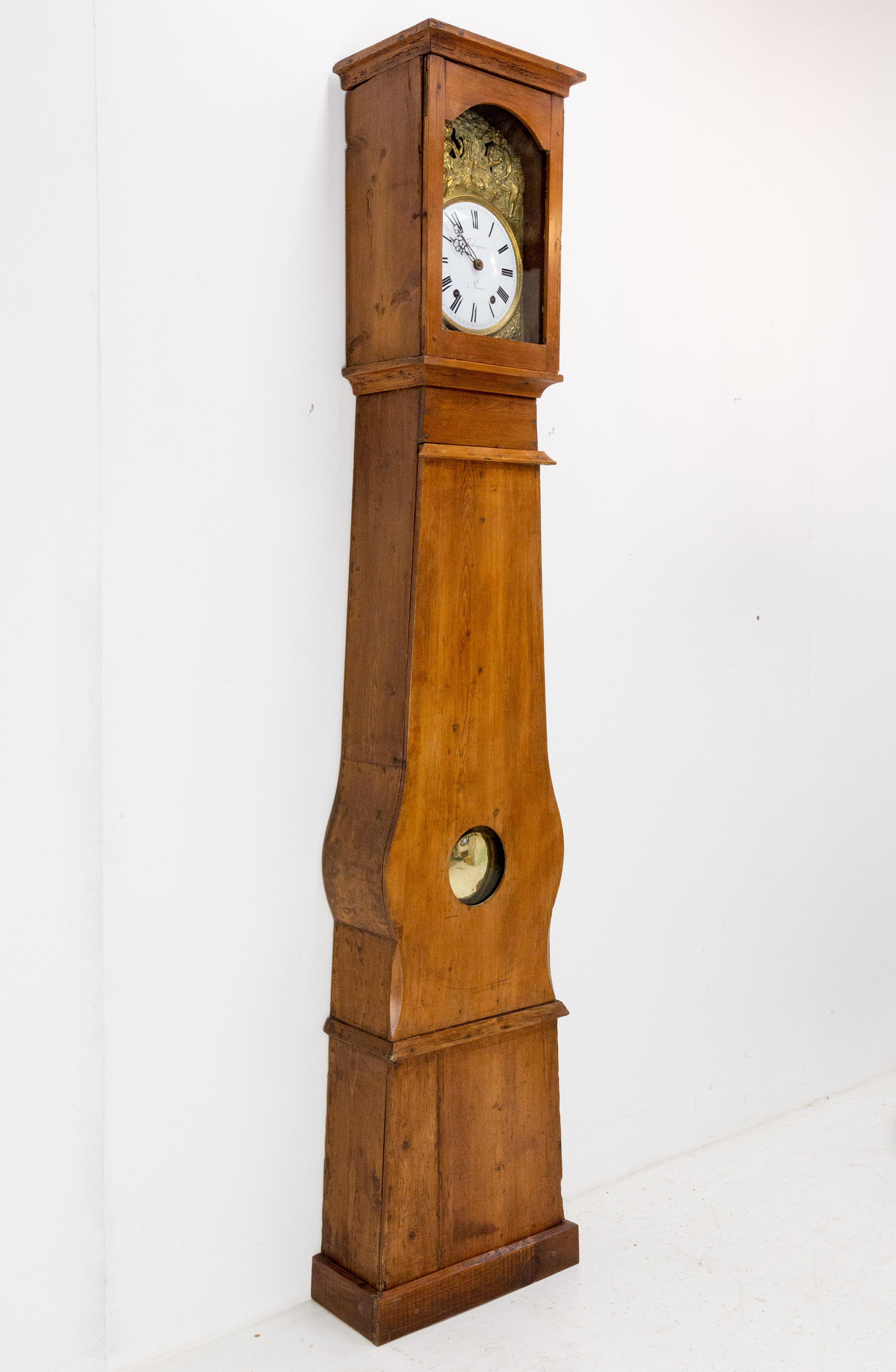 Grandfather clock or Comtoise from South West of France, late 19th century.
The case is sober.
The clock is decorated with a romantic scene between a shepherd and a gallant man.
Good condition with marks of use, the clock is working.
The crate is