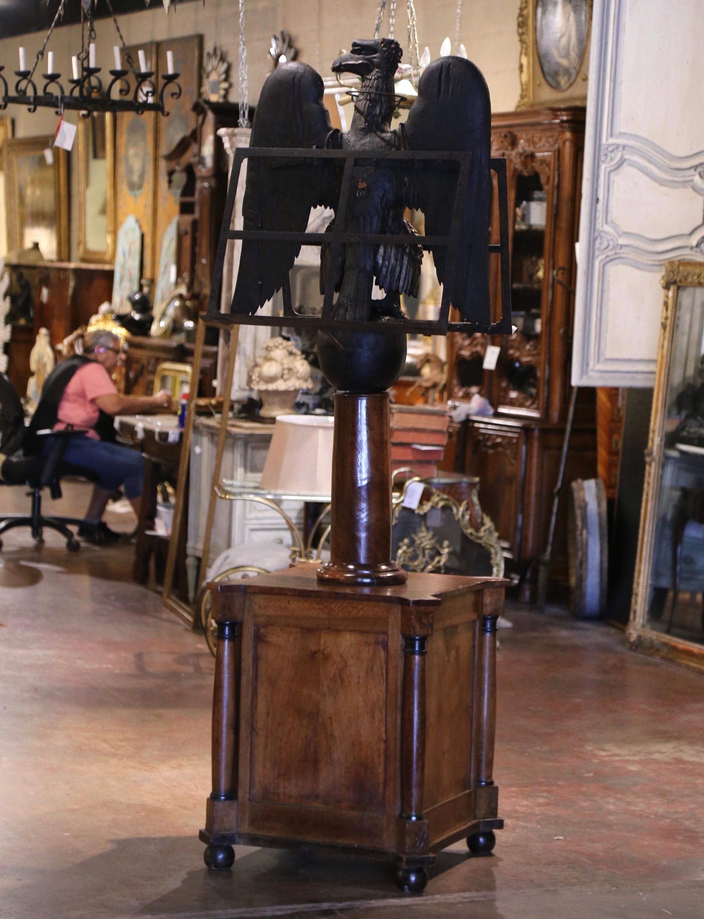 Lecterne à double face de l'Empire français du 19e siècle sur meuble avec aigle sculpté en vente 3