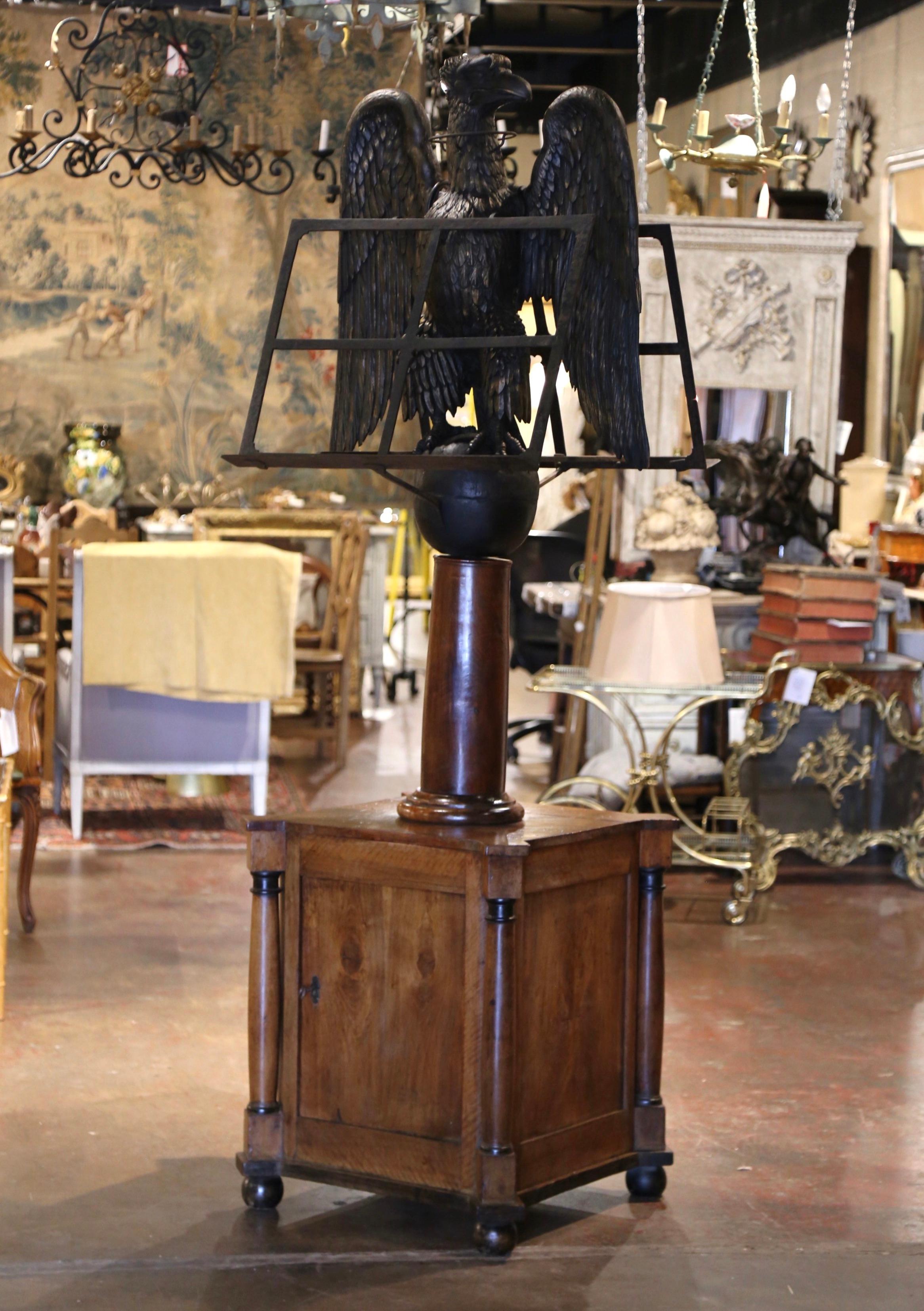 Sculpté à la main Lecterne à double face de l'Empire français du 19e siècle sur meuble avec aigle sculpté en vente