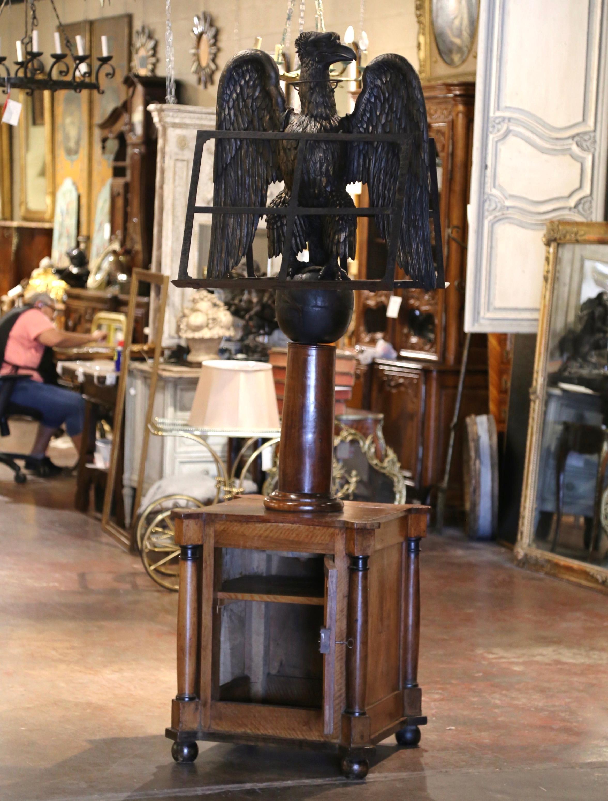 XIXe siècle Lecterne à double face de l'Empire français du 19e siècle sur meuble avec aigle sculpté en vente