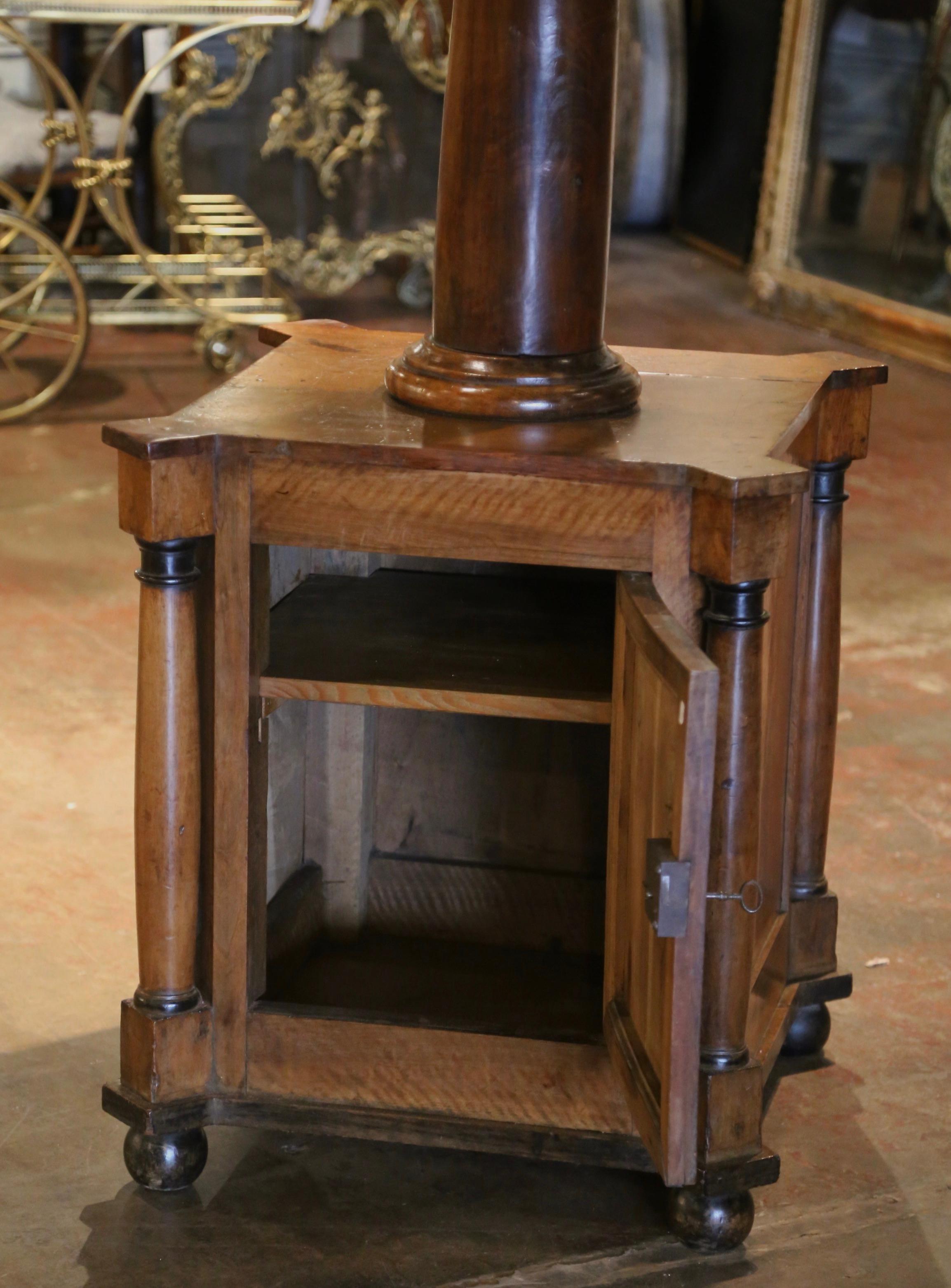 Fer forgé Lecterne à double face de l'Empire français du 19e siècle sur meuble avec aigle sculpté en vente
