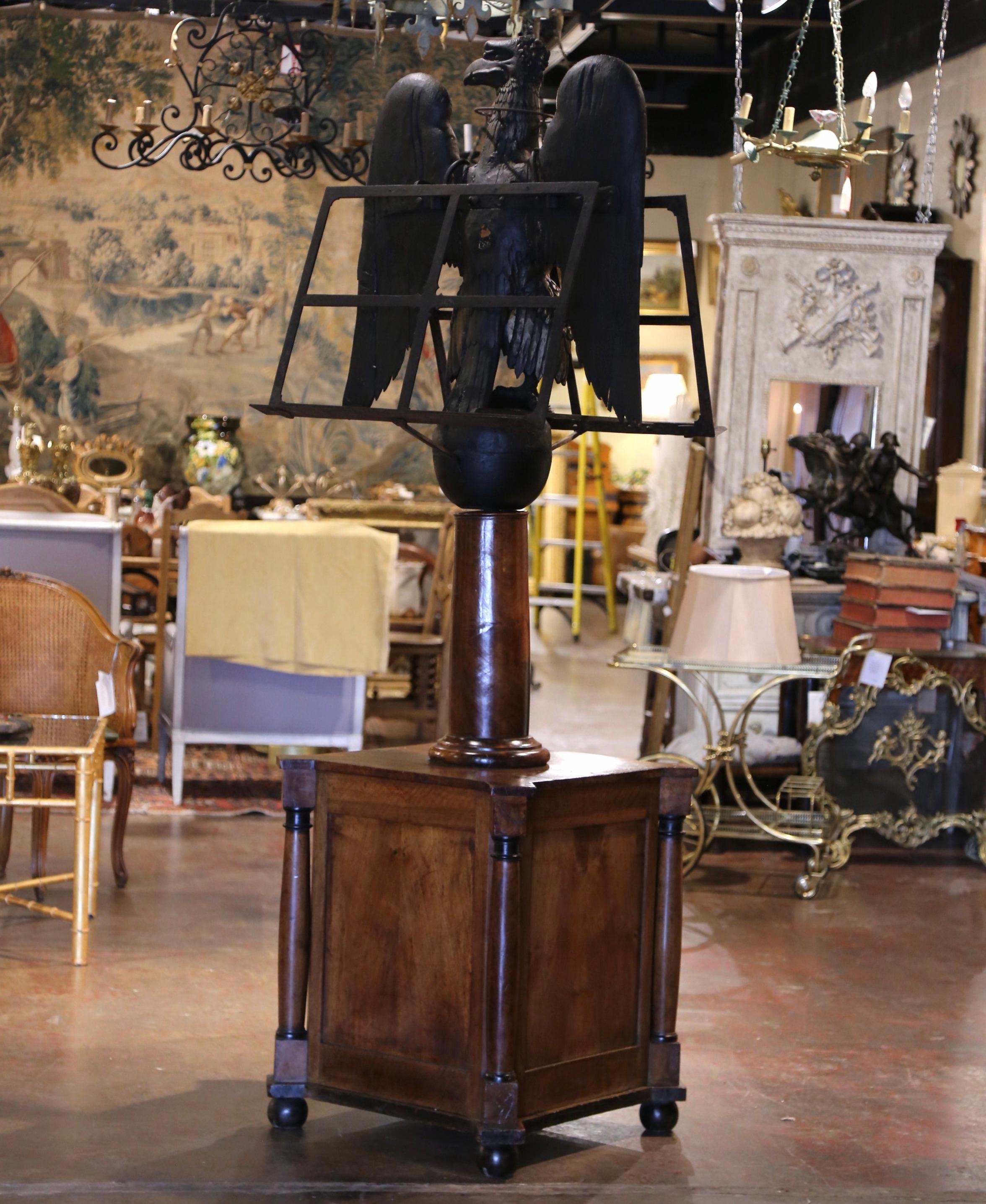 Lecterne à double face de l'Empire français du 19e siècle sur meuble avec aigle sculpté en vente 2