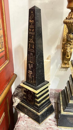 Orologio da tavolo e obelischi in stile egiziano dell'Impero francese del XIX secolo