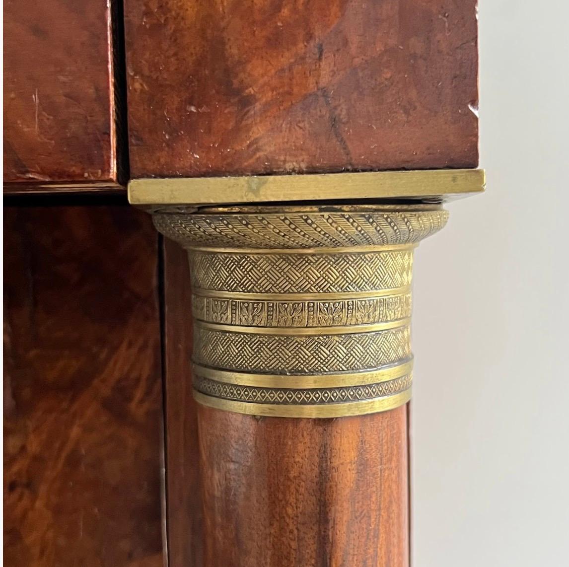 Französische Empire-Kommode des 19. Jahrhunderts aus geflammtem Mahagoni mit Marmorplatte im Angebot 6