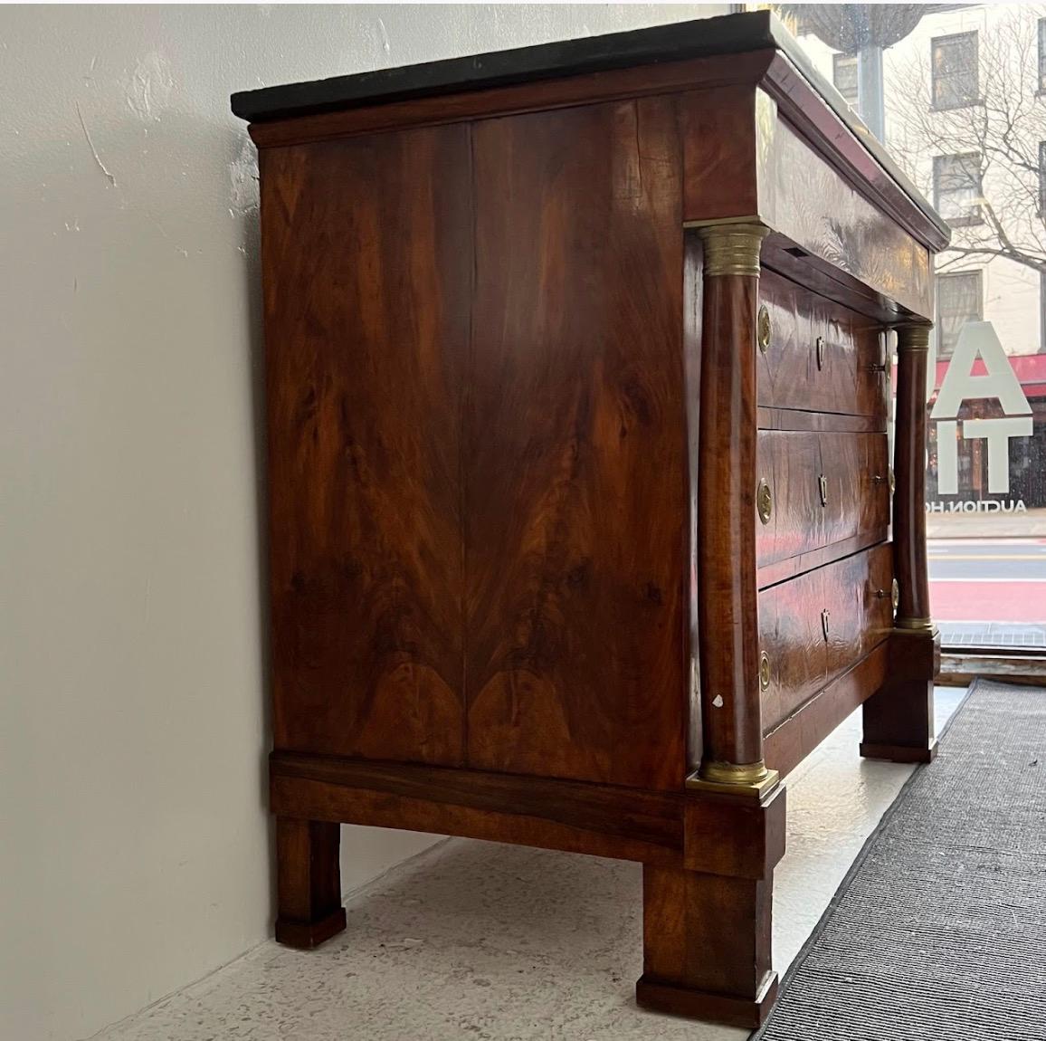 Französische Empire-Kommode des 19. Jahrhunderts aus geflammtem Mahagoni mit Marmorplatte im Zustand „Gut“ im Angebot in New York, NY