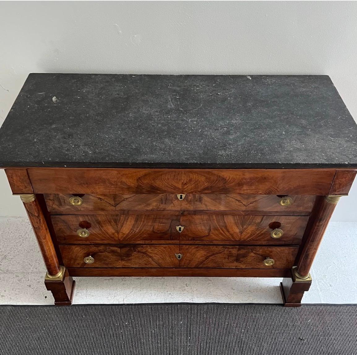 Französische Empire-Kommode des 19. Jahrhunderts aus geflammtem Mahagoni mit Marmorplatte im Angebot 1