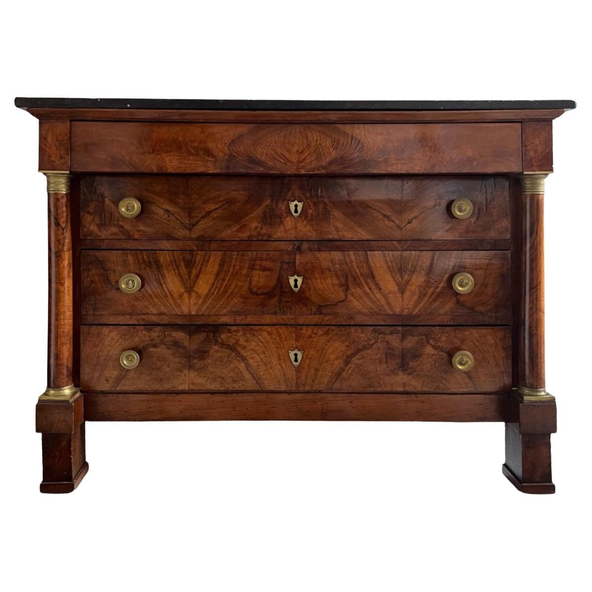 Französische Empire-Kommode des 19. Jahrhunderts aus geflammtem Mahagoni mit Marmorplatte im Angebot