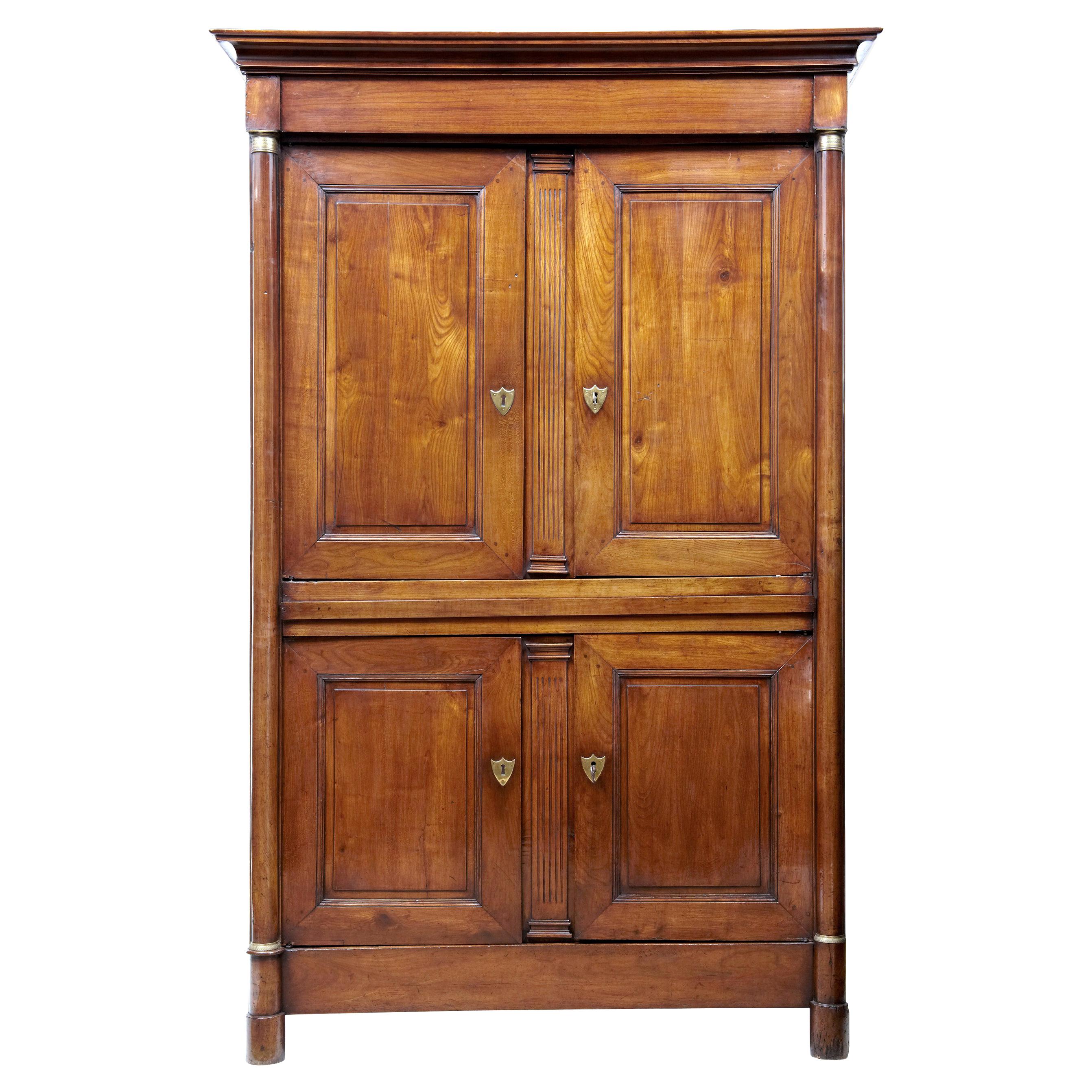 Grande armoire carrée en bois fruitier peint français du 19ème siècle