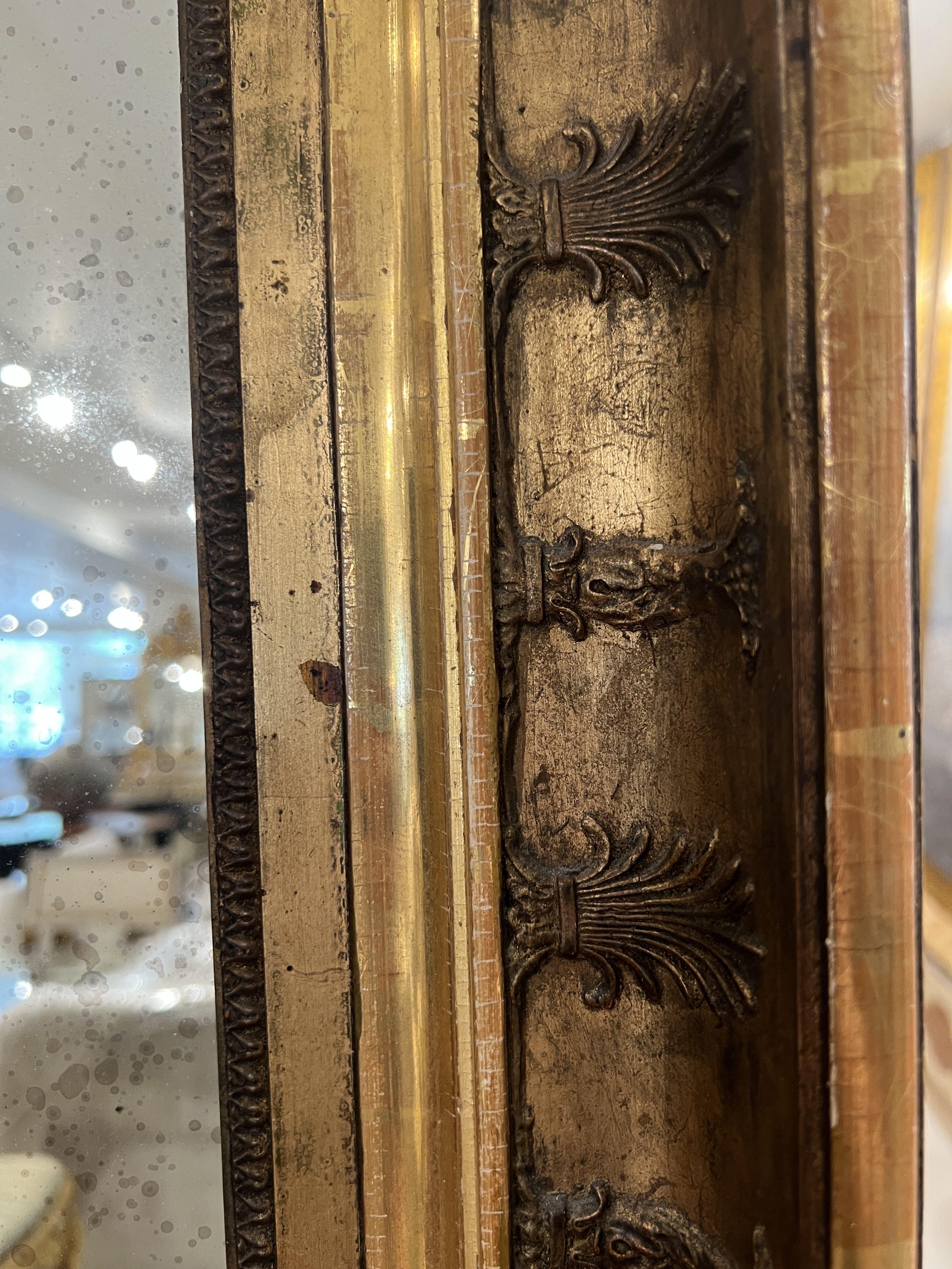 Miroir Antique Doré du 19ème siècle de l'Empire Français -Médium en vente 1