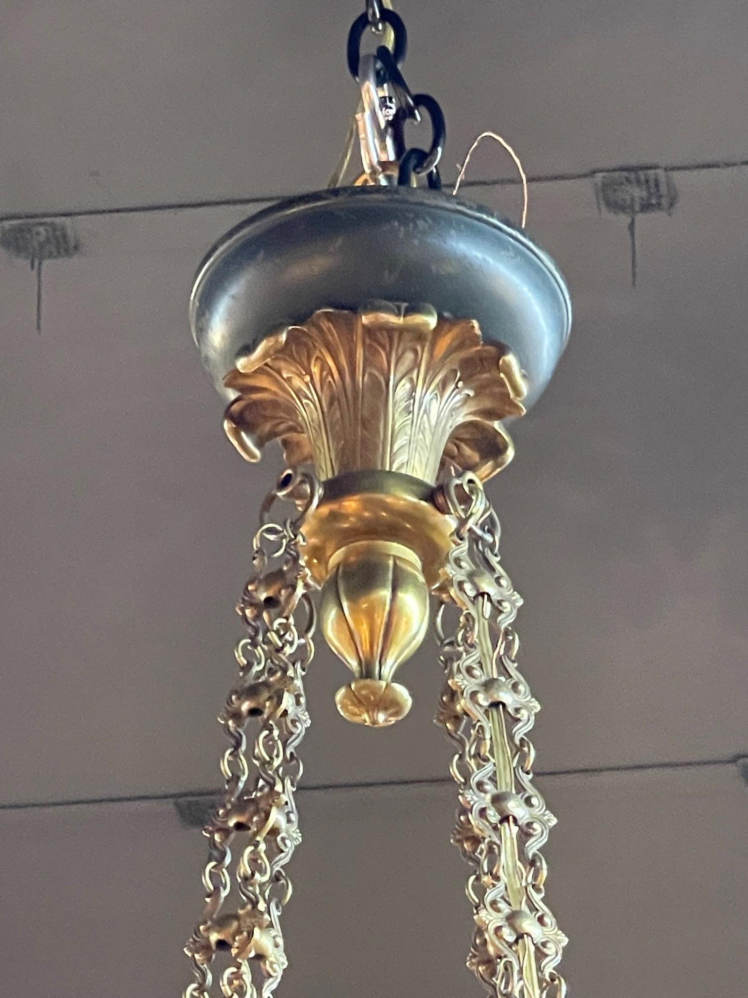 19th Century French Empire Gilt Bronze and Tole Chandelier with 8 Lights 3