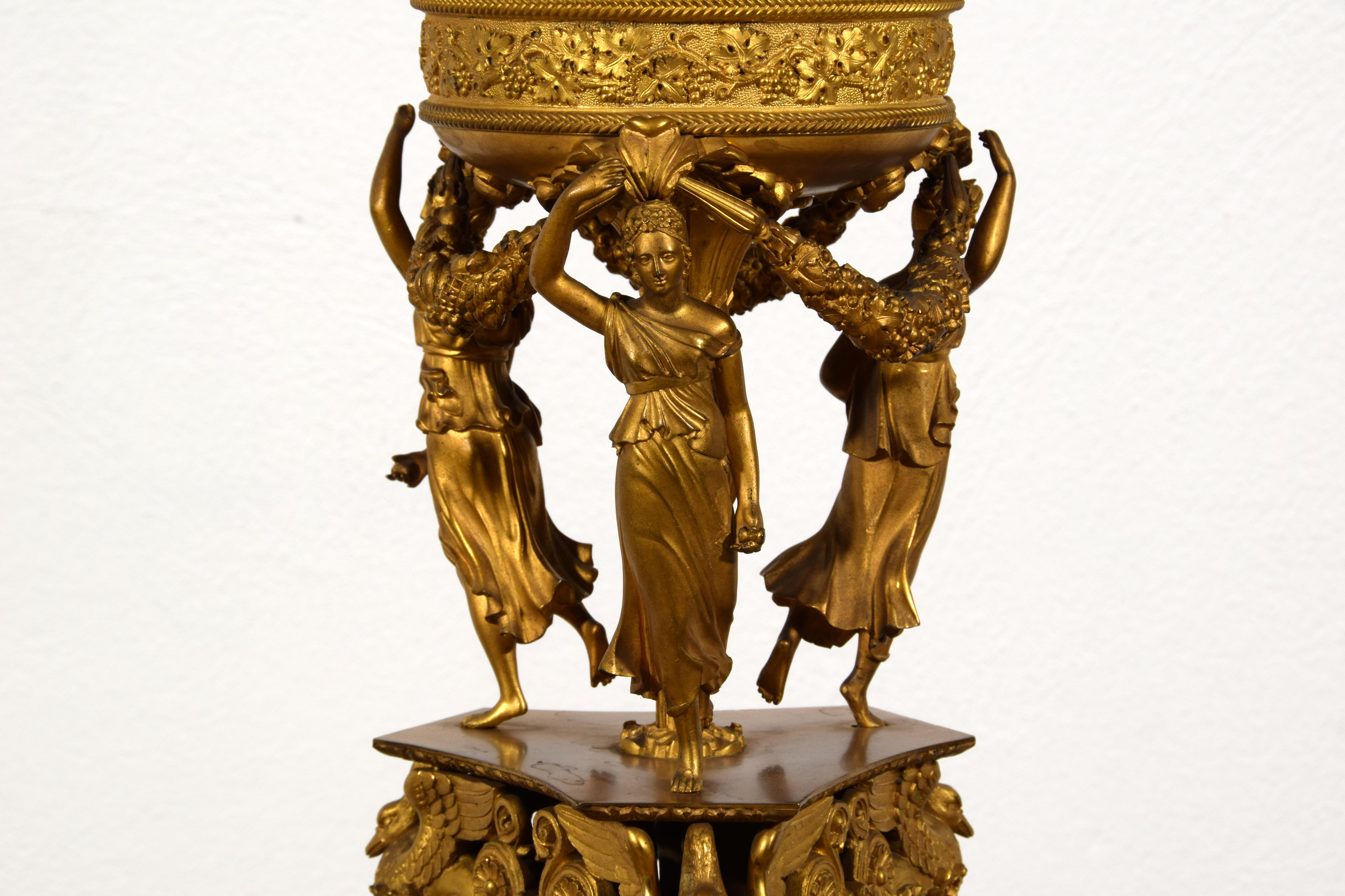 Centrotavola in bronzo dorato Impero francese del XIX secolo in vendita 5