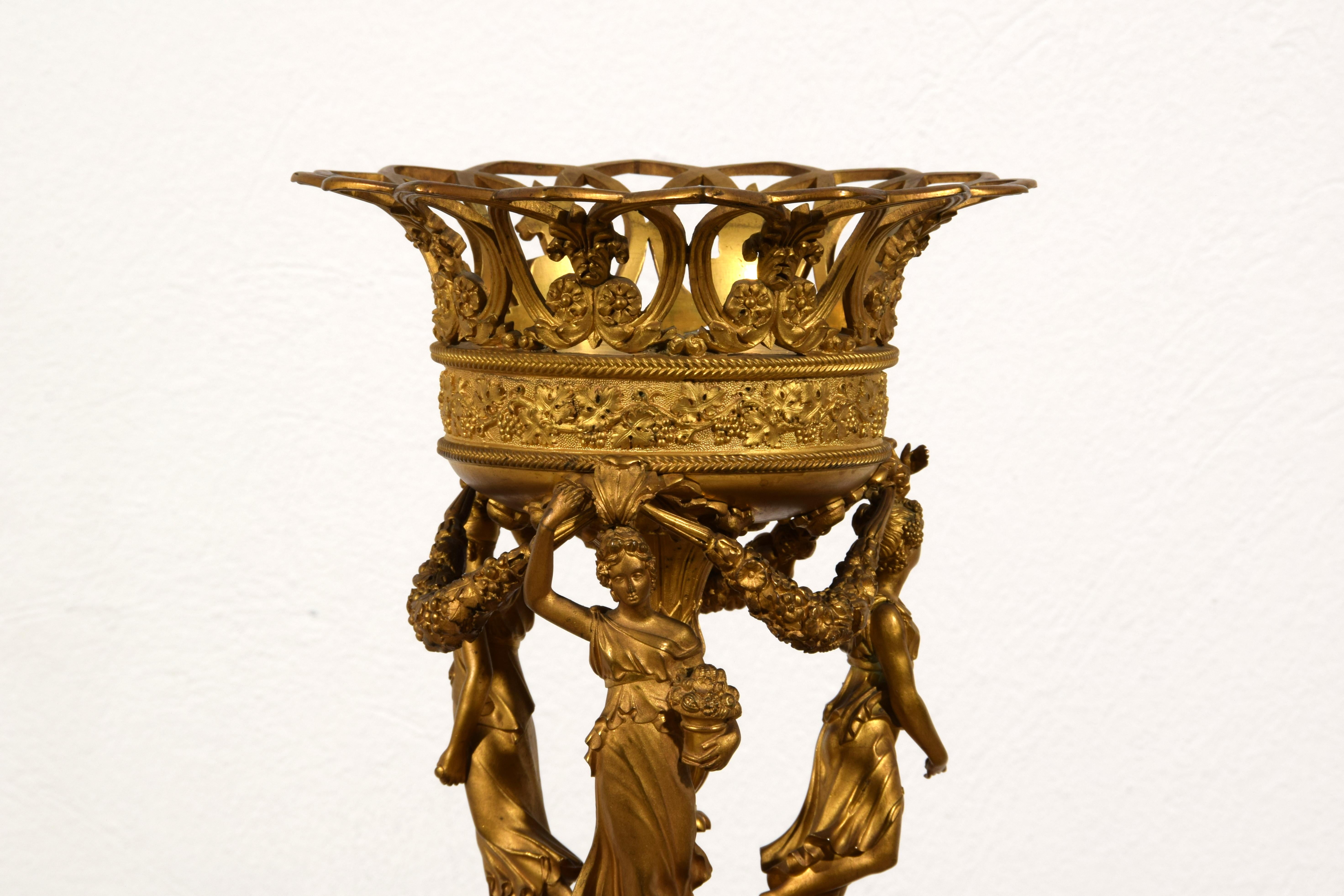 Centrotavola in bronzo dorato Impero francese del XIX secolo in vendita 6