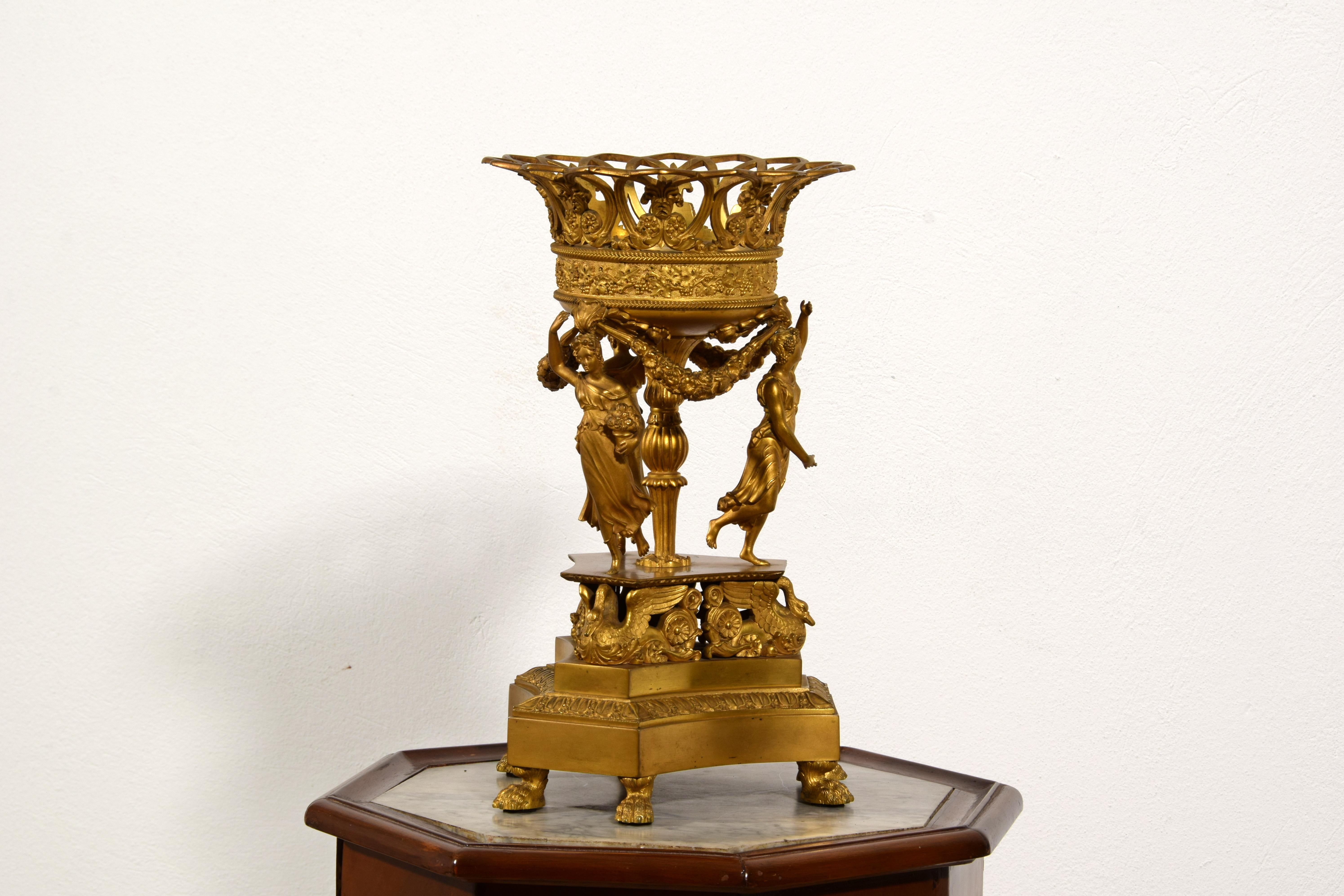 Centrotavola in bronzo dorato Impero francese del XIX secolo in vendita 8