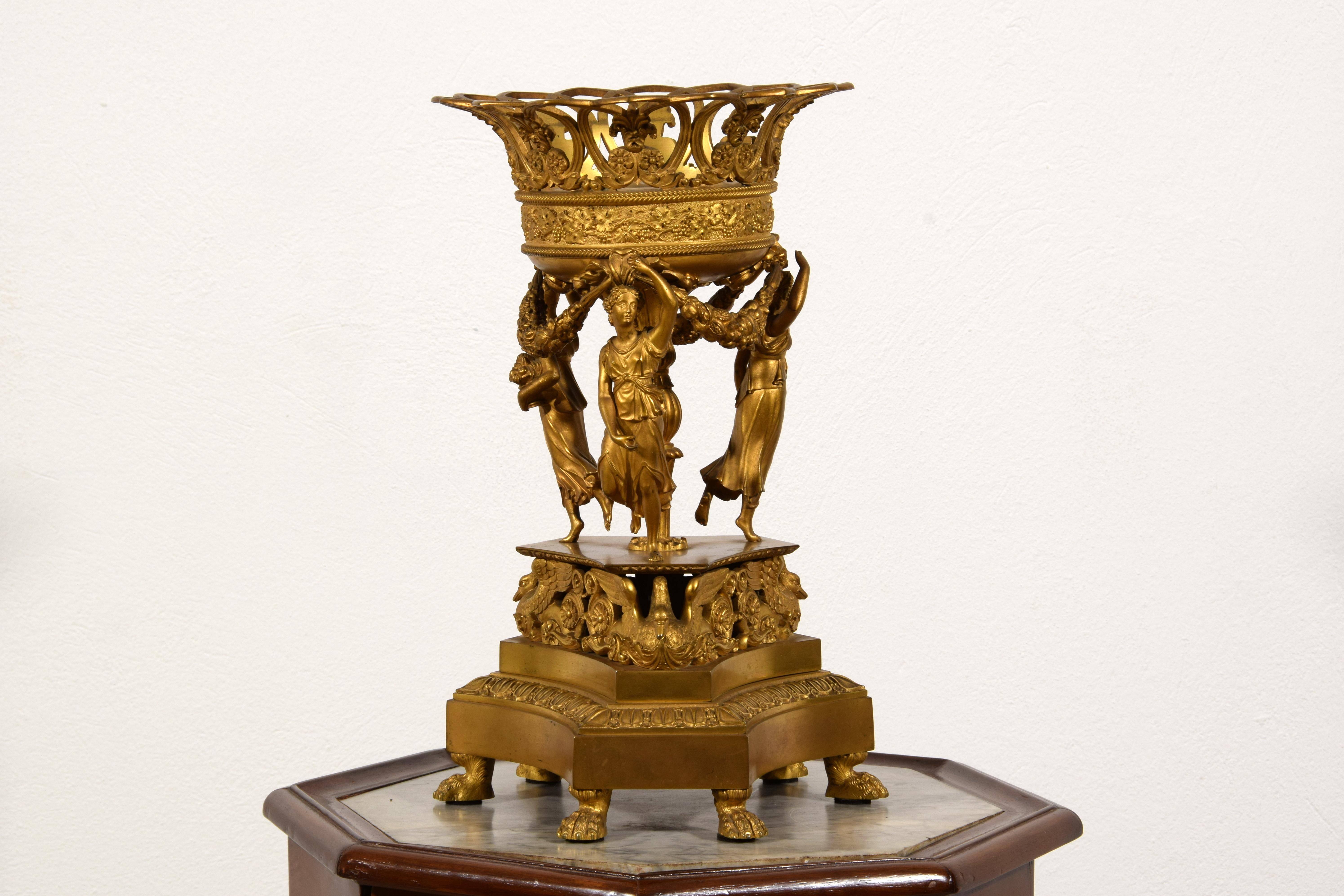 Centrotavola in bronzo dorato Impero francese del XIX secolo in vendita 9