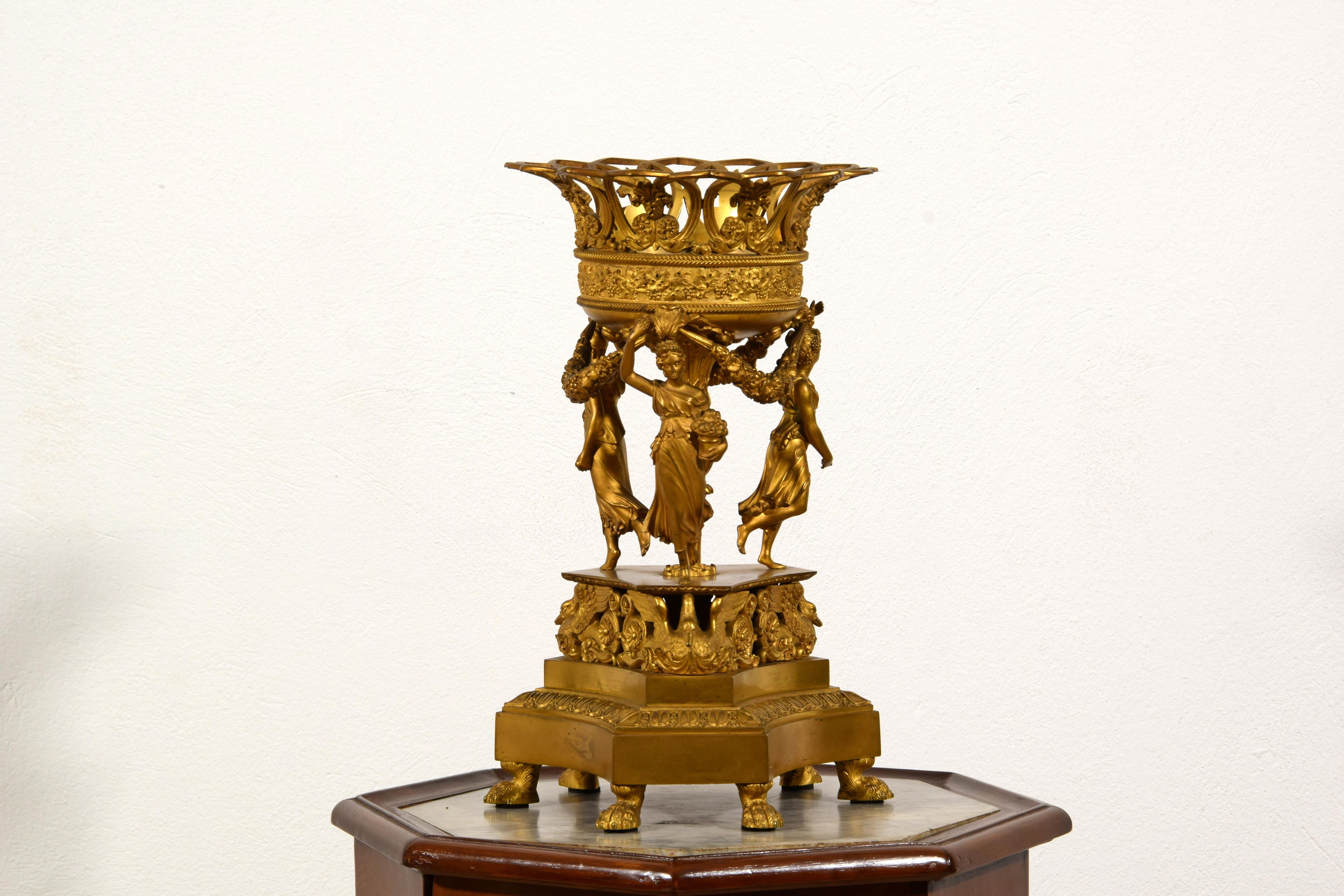 Centrotavola in bronzo dorato Impero francese del XIX secolo in vendita 10