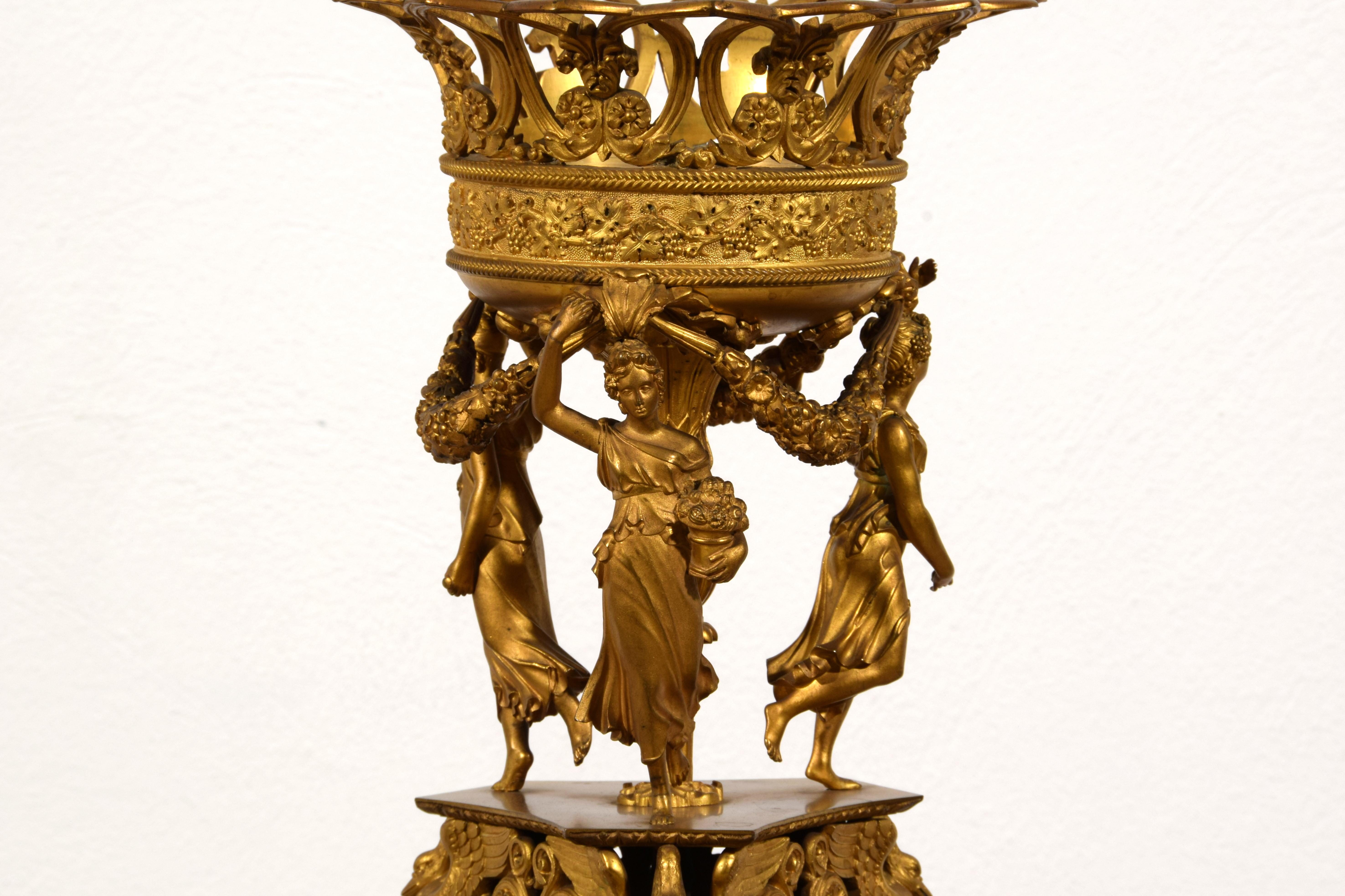 Centrotavola in bronzo dorato Impero francese del XIX secolo in vendita 12