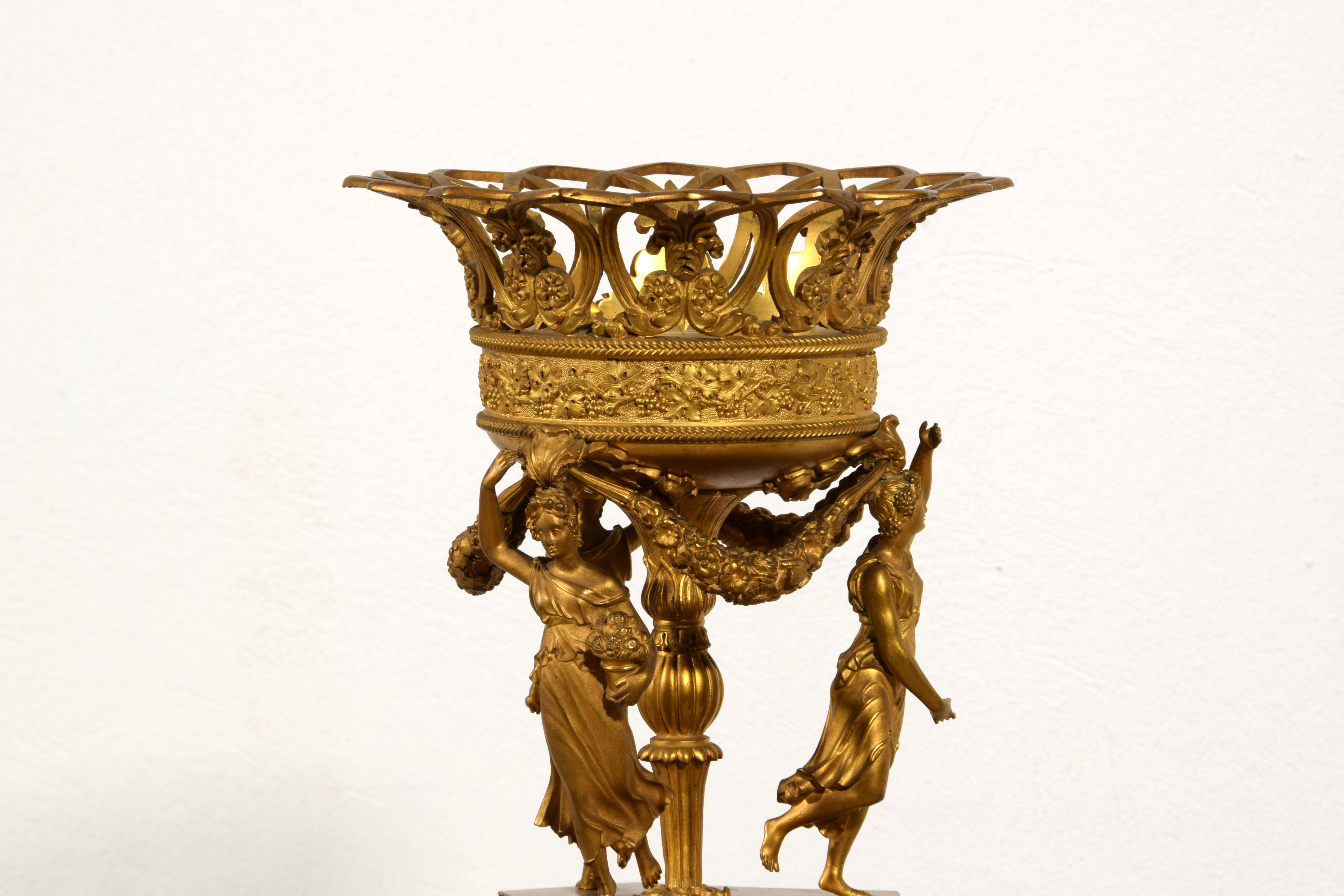 Centrotavola in bronzo dorato Impero francese del XIX secolo in vendita 13