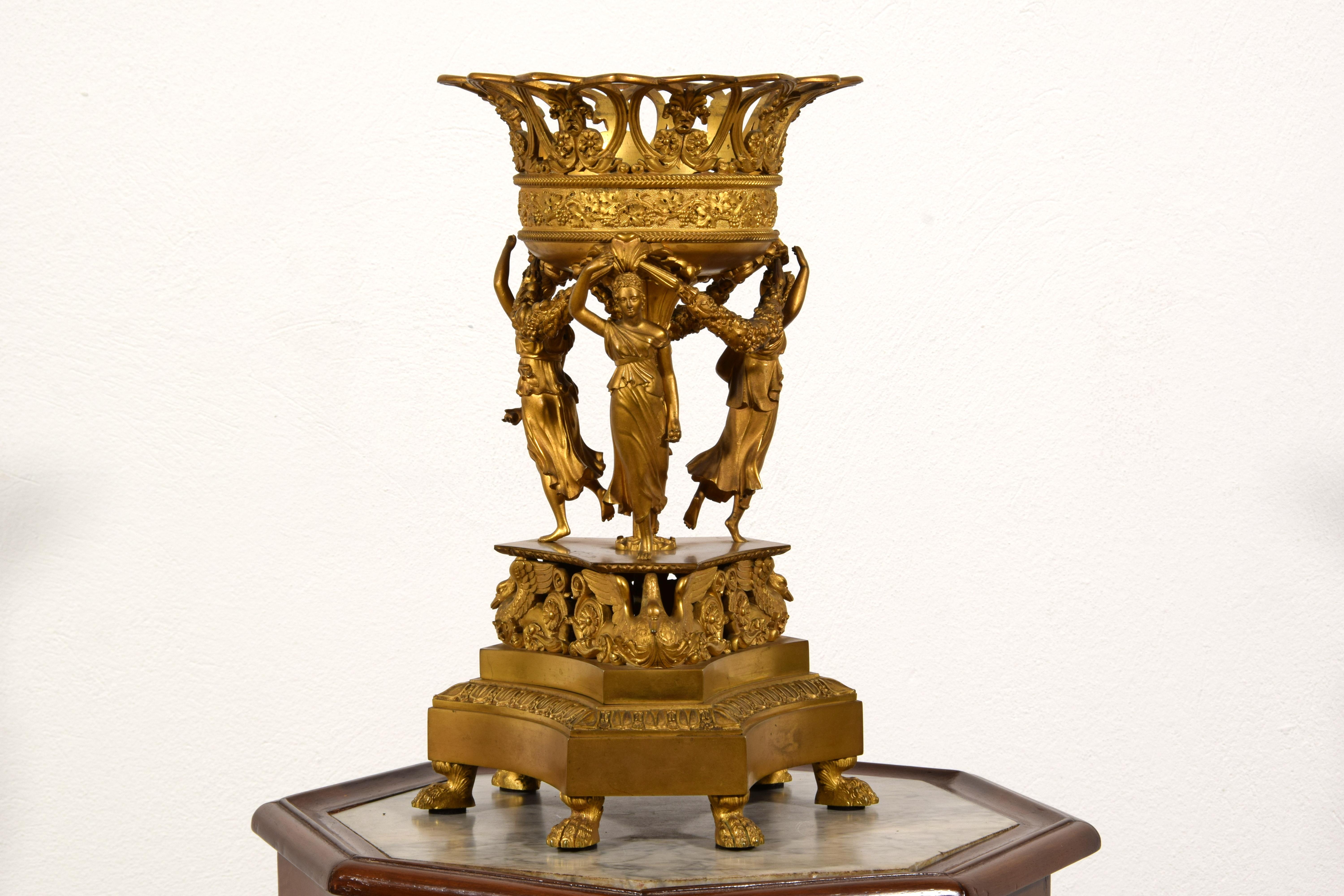 Stile impero Centrotavola in bronzo dorato Impero francese del XIX secolo in vendita