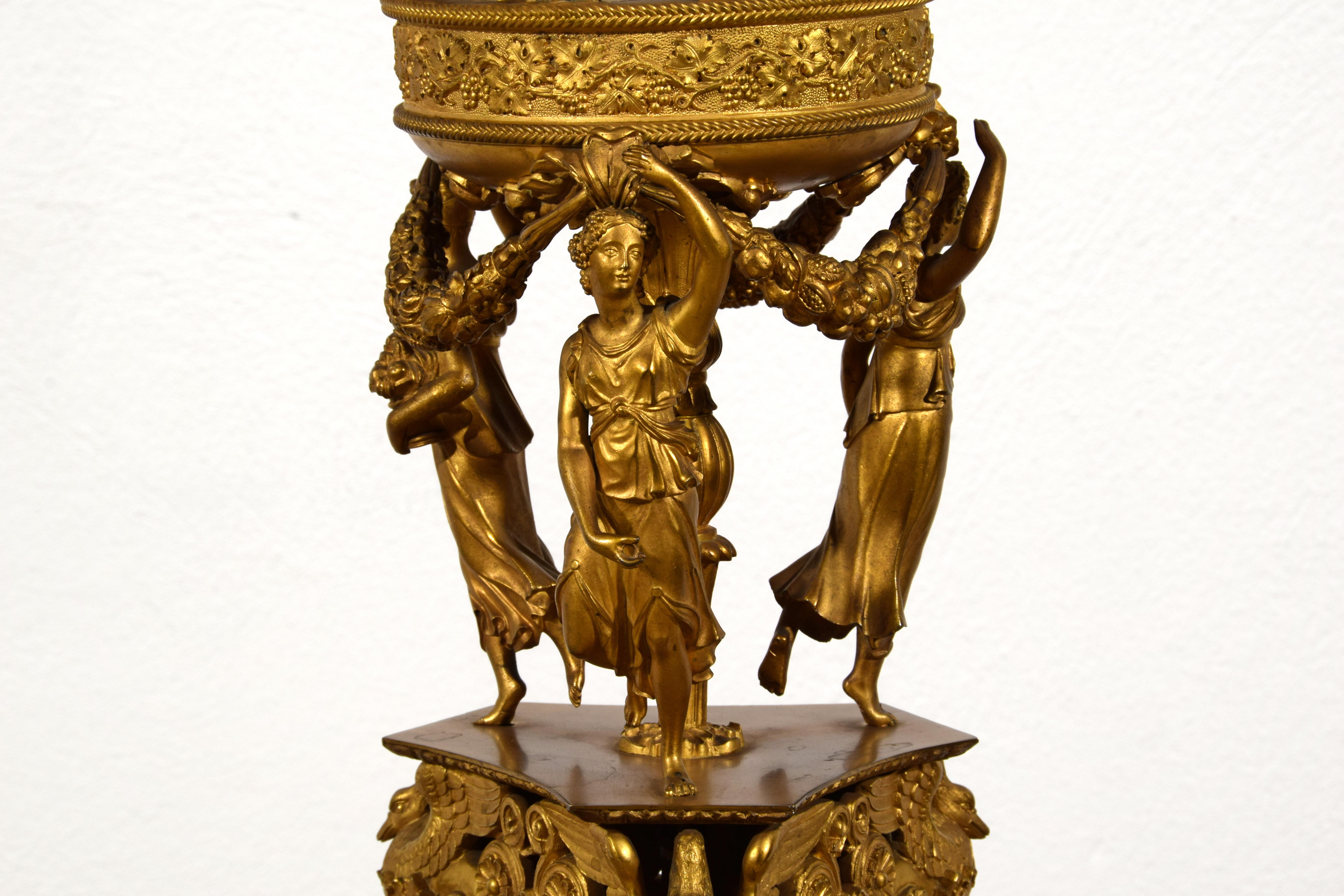Bronzo Centrotavola in bronzo dorato Impero francese del XIX secolo in vendita
